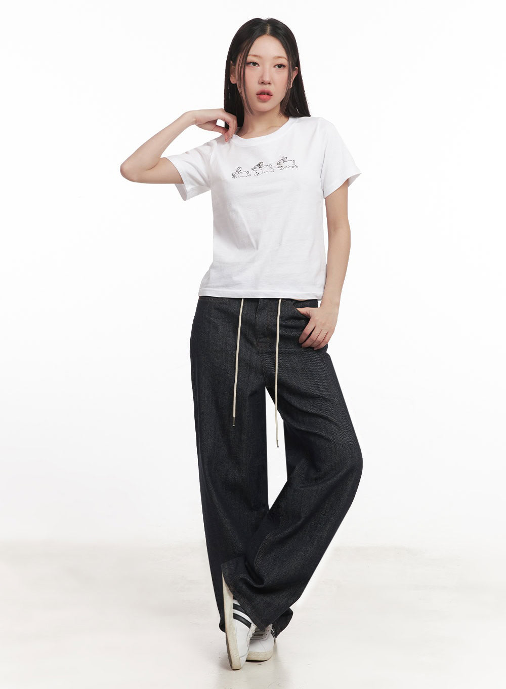 Kirsten String Wide-Leg Summer Denim Jeans IM528 in dark blue, front full-length view on model, relaxed wide-leg denim with dangling cream drawstring, paired with white graphic tee and sneakers.