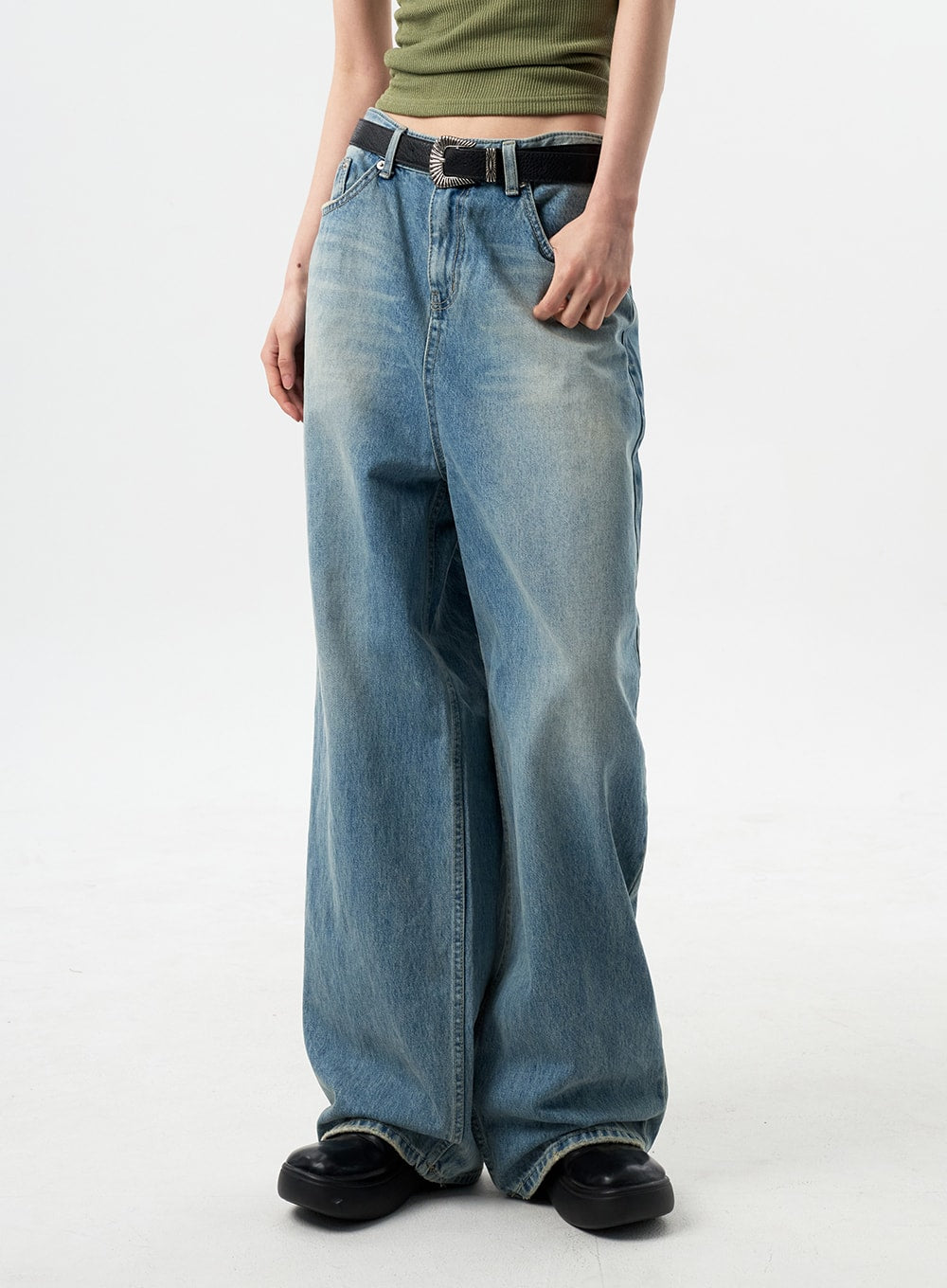 Oversized Jeans Unisex CY312 in washed blue, front waist-to-hem close-up on model, side-angled shot showing voluminous wide leg and faded denim texture, black belt.