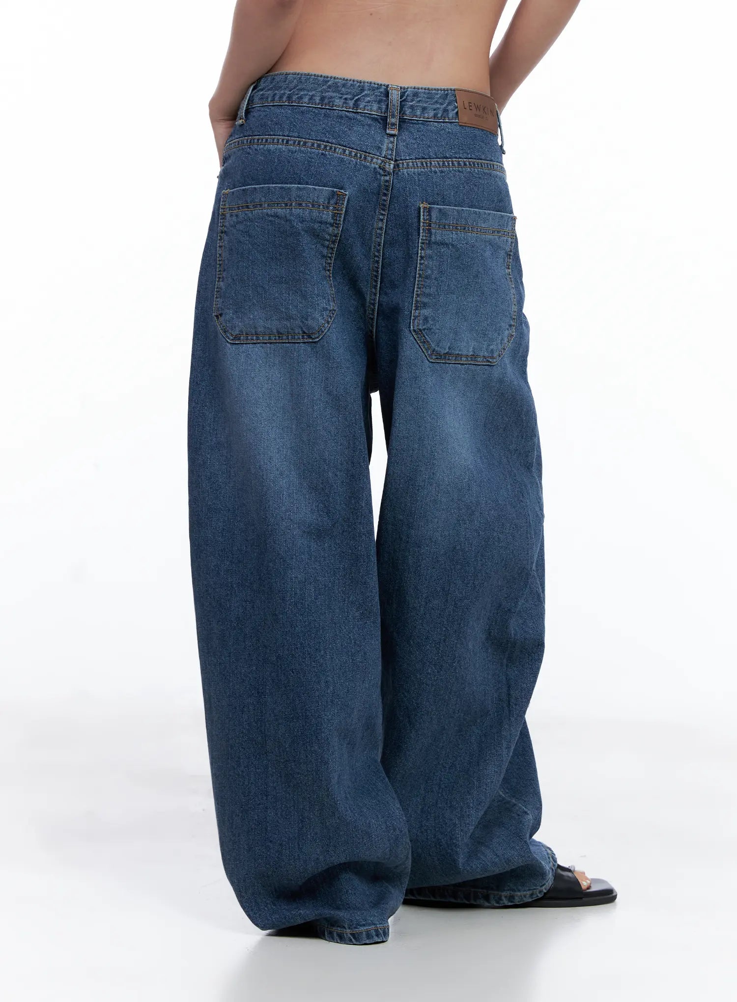 Shuhua Washed Wide-Leg Denim Jeans CL510 in dark blue, back view on model from hip to hem, showing dual back patch pockets and wide balloon leg silhouette.