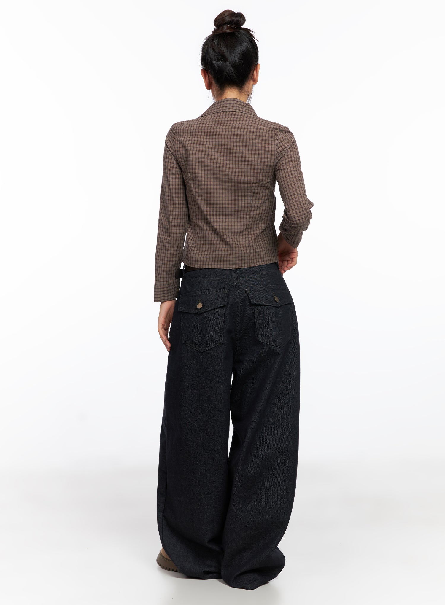 Miller Balloon Baggy Jeans CO515 in dark blue, back full outfit view on model, styled with brown plaid cropped shirt, flap back pockets visible, extra-wide balloon hem.