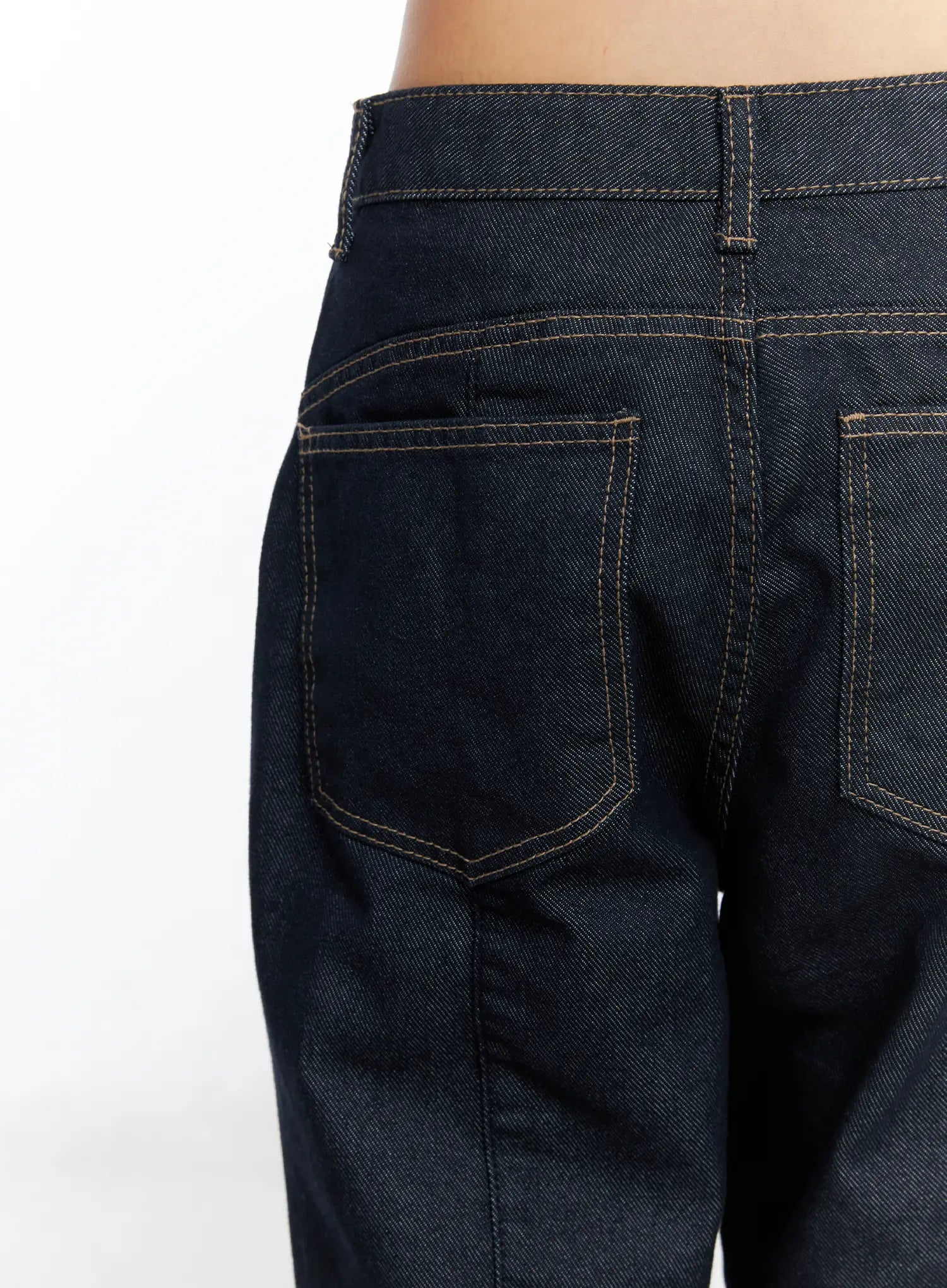 Giada Raw Indigo Wide-Leg Jeans CS505 in dark blue, back pocket macro close-up, V-stitch patch pocket with gold contrast stitching, waistband detail on raw indigo cotton denim.
