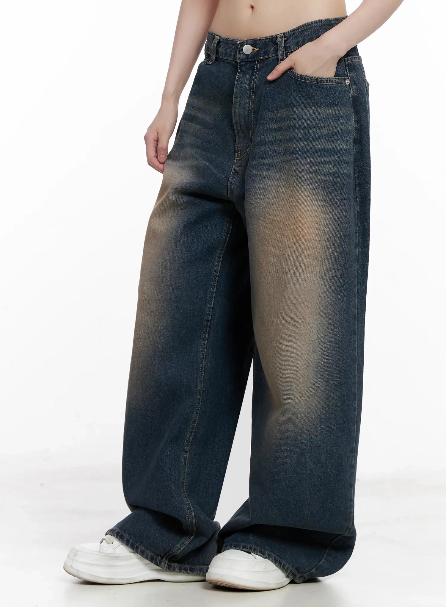 Solji Acid Washed Wide-Leg Jeans IL531 in dark blue, side-angle waist-to-hem shot on model, hand in pocket, side seam and voluminous wide-leg silhouette clearly shown.