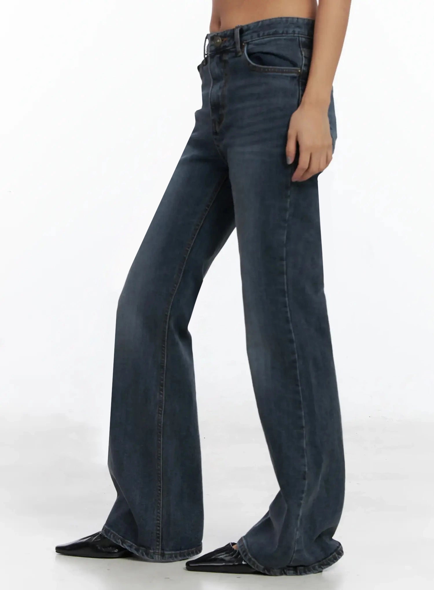 Rara Fleece Flared Jeans ID503 in blue, side view on model, highlighting the straight-to-flare leg line from mid-rise waist to floor-length hem in washed cotton-spandex denim.