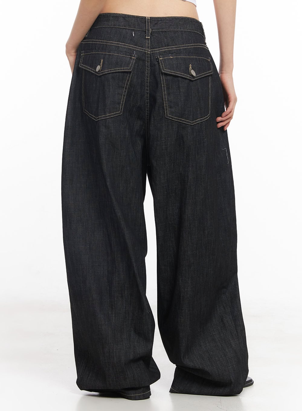 Elvie Baggy Jeans CY528 in black, back close-up on model, dual flap back pockets with silver rivets and contrast stitching on wide-leg cotton denim.