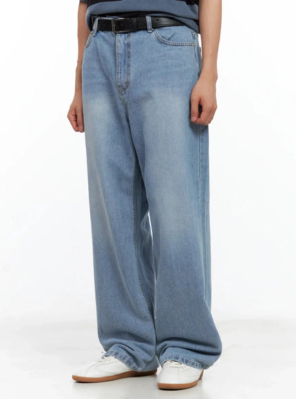 mens-light-wash-relaxed-jeans-il516