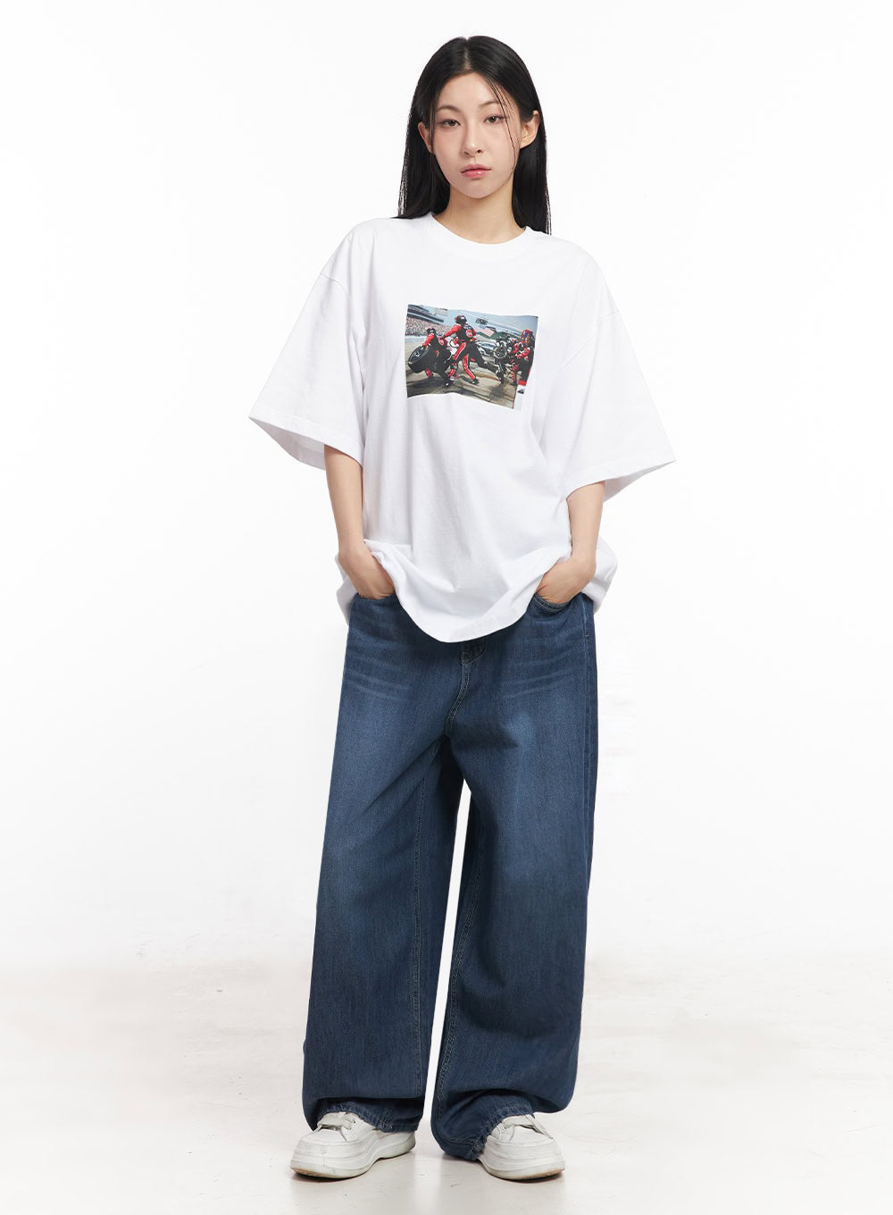 Martha Baggy Jeans IY529 in dark blue, full-body front shot on model, wide-leg washed denim styled with oversized white graphic tee and white sneakers, casual street look.