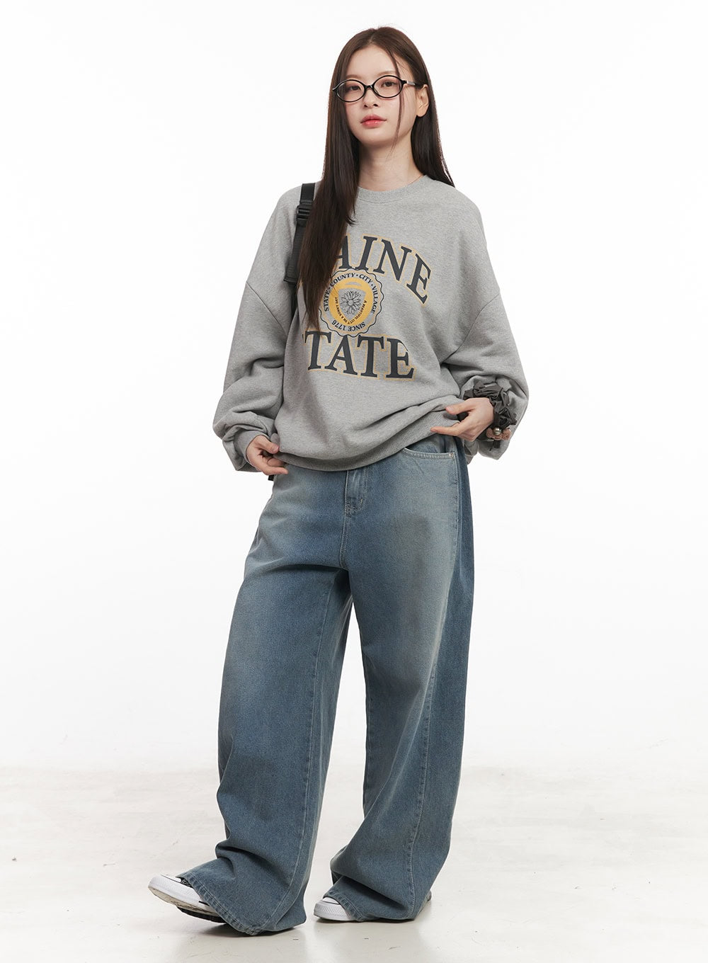 Amber Pintuck Wide-Leg Jeans CM511 in blue, full-body front on model with hands at waist, wide-fit washed denim, casual look with oversized grey sweatshirt.