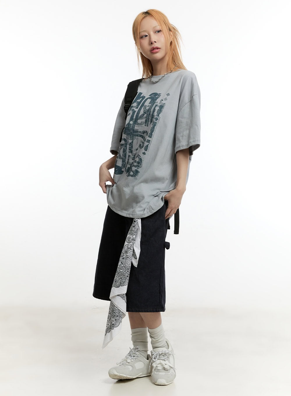 Carpenter Denim Wide-Leg Jorts CY501 in dark blue, full-body front shot on model, wide-fit midi denim styled with grey graphic tee, white paisley bandana, and black utility bag.