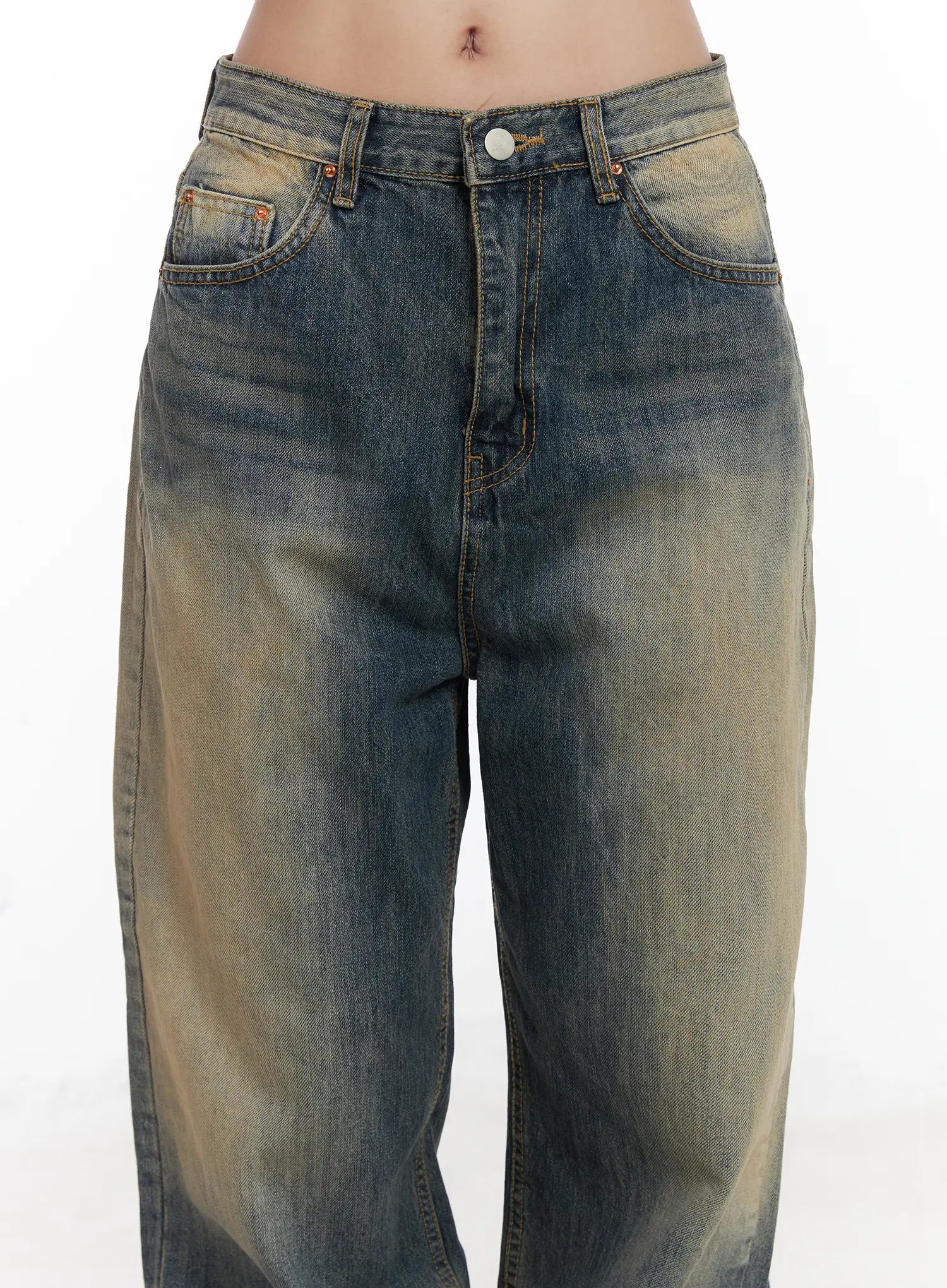 Wide Washed Jeans CS06 in vintage blue, front waist close-up on model, wide-leg cotton denim detailing button closure, orange topstitching, 5-pocket construction, and sandy yellow wash fading.