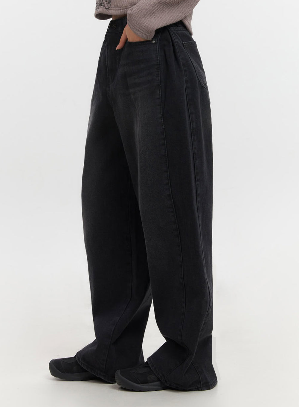 Ashly Wide-Leg Jeans IF511 in washed black, side view on model, curved wide-leg silhouette with visible seam detail and floor-length hem, washed cotton denim.