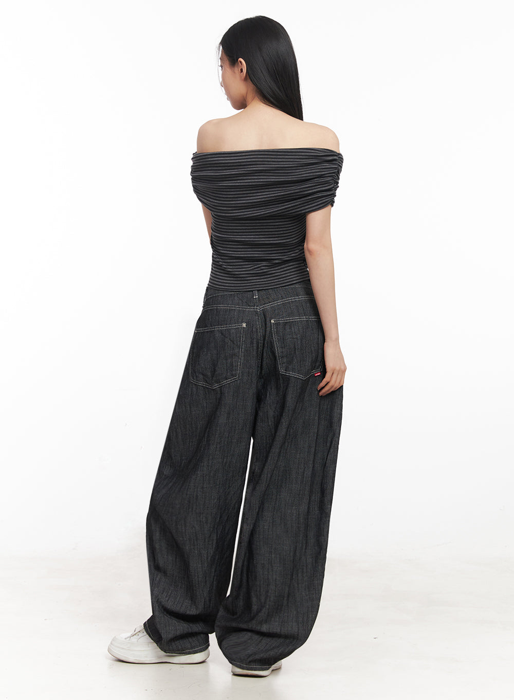 Lilli Wide-Leg Baggy Jeans IY516 in Black, back full-body view on model, back pockets with red tab detail and contrast stitching, ultra-wide leg pooling at hem, paired with striped off-shoulder top.