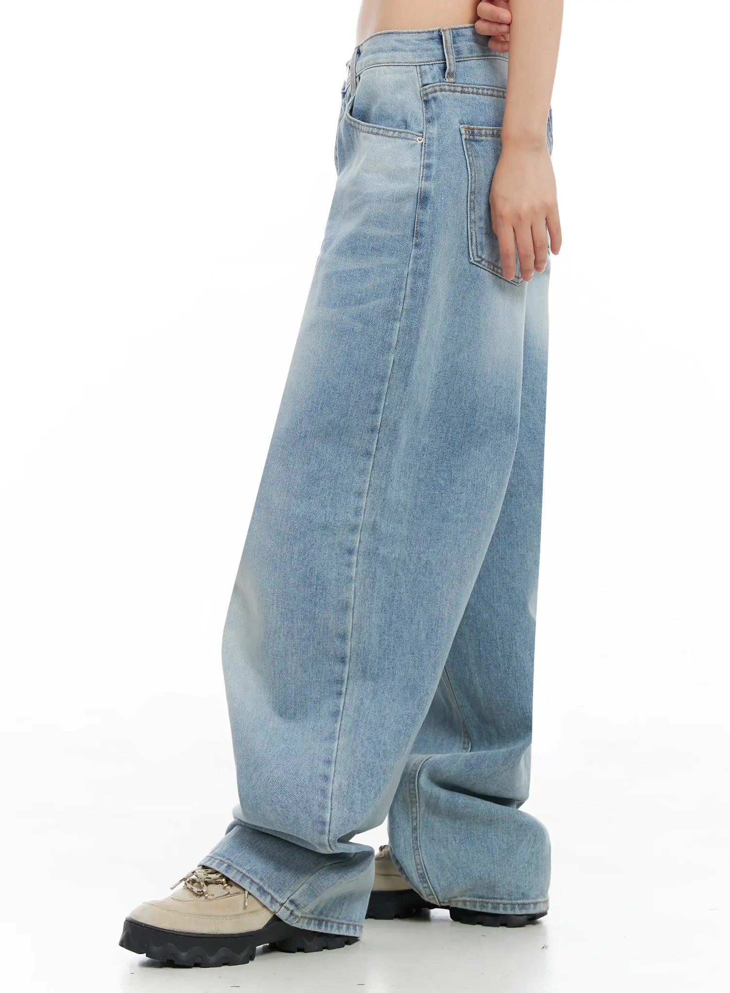 Dain Washed Wide-Leg Jeans IL531 in light blue, side profile view on model, showing leg width and length, side seam detail and rear pocket visible, hem pooling at foot.