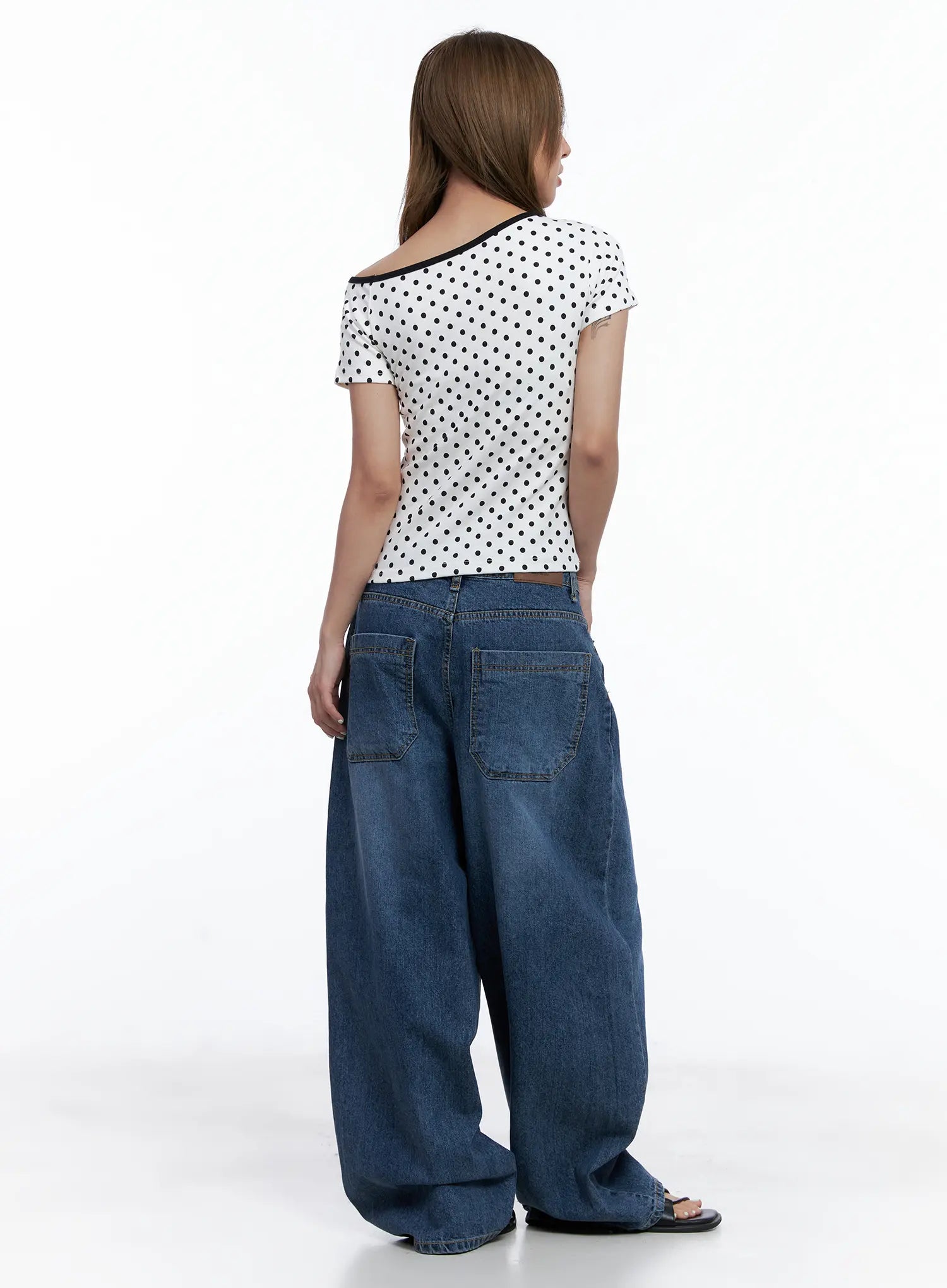 Shuhua Washed Wide-Leg Denim Jeans CL510 in dark blue, full back view on model, paired with polka-dot crop top, back pockets and voluminous wide leg fully visible.