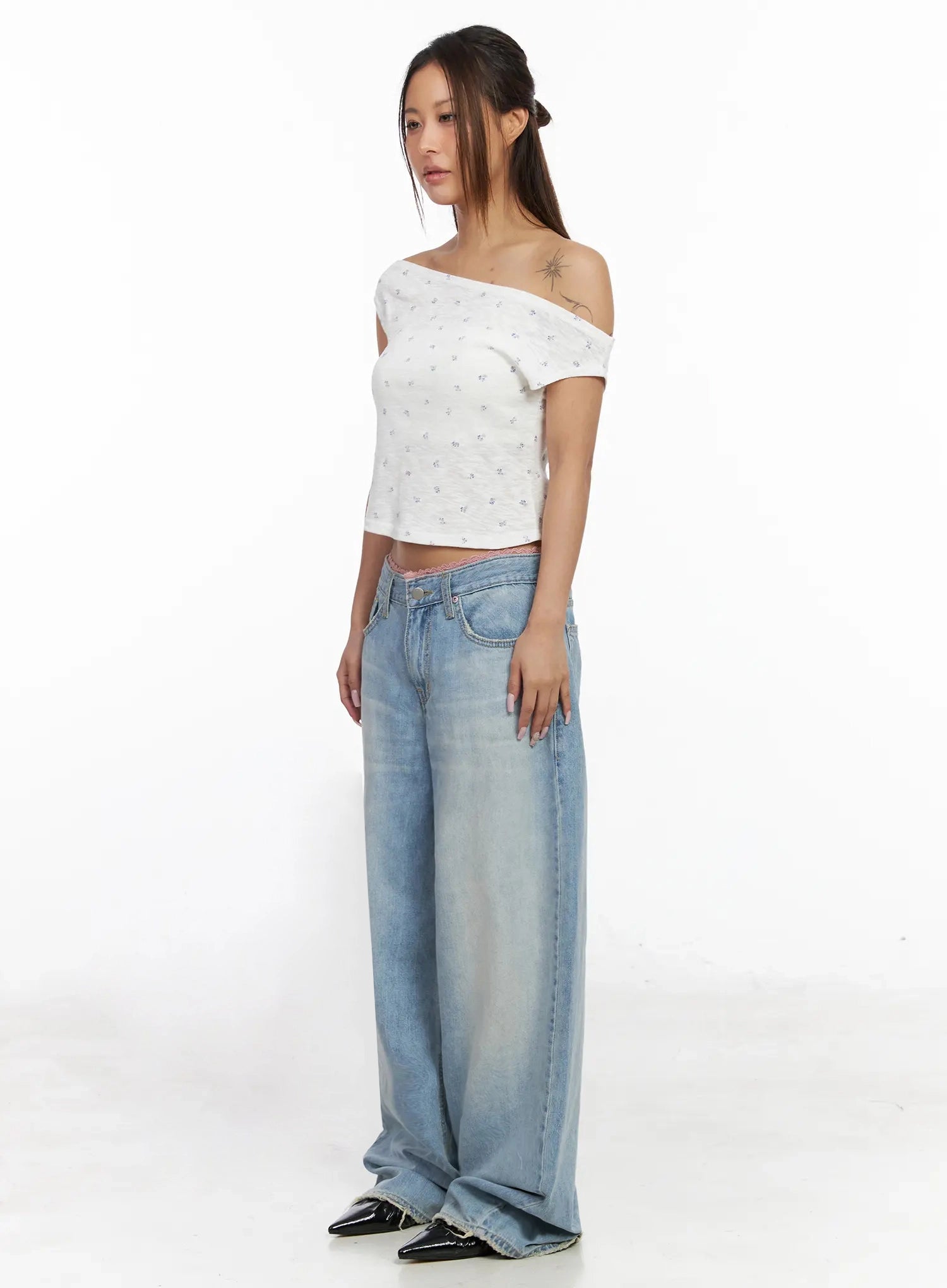 asymmetric-floral-off-shoulder-crop-top-iy514