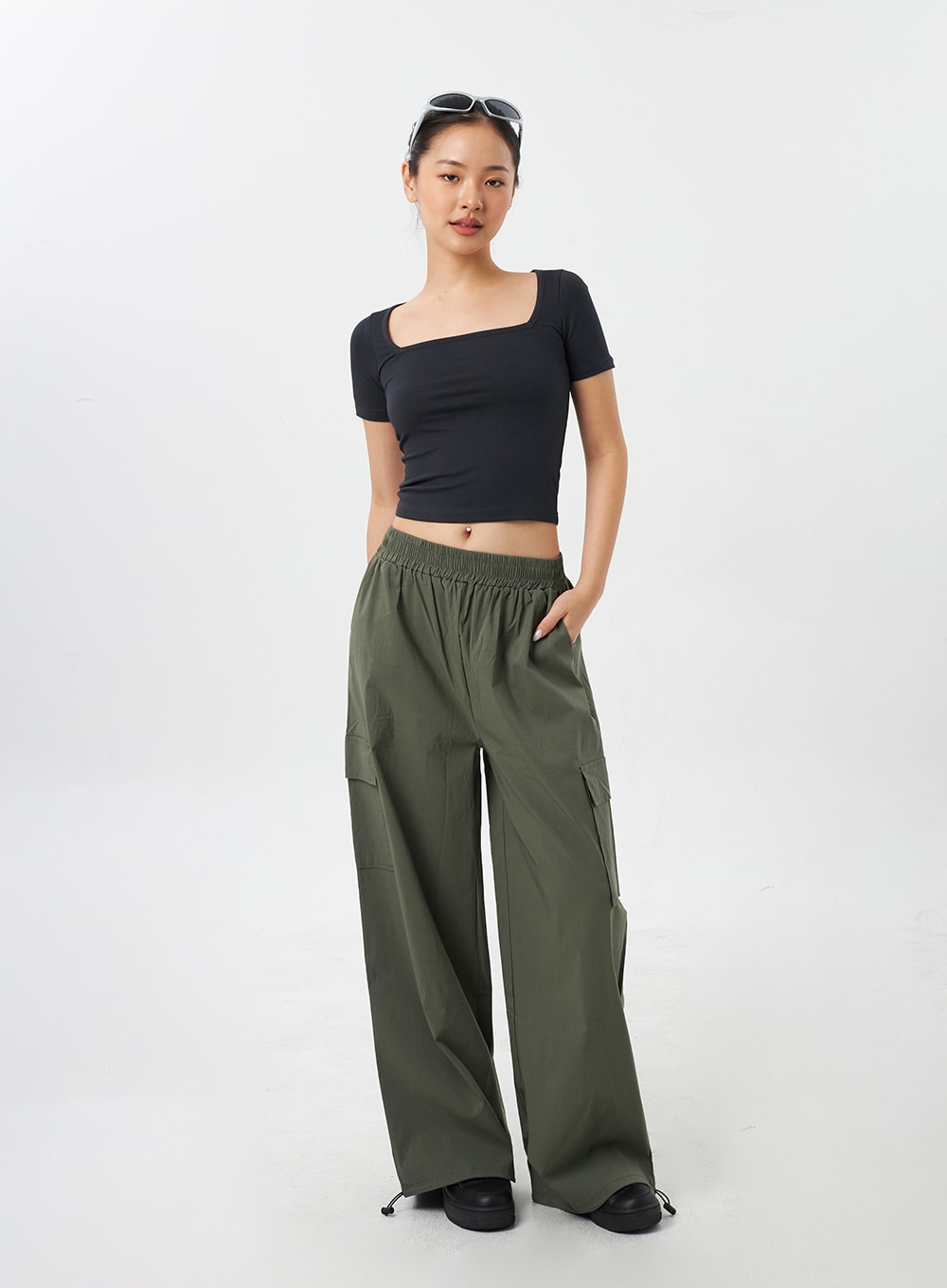 in a row】[Unisex] Wide Cargo Training Pants