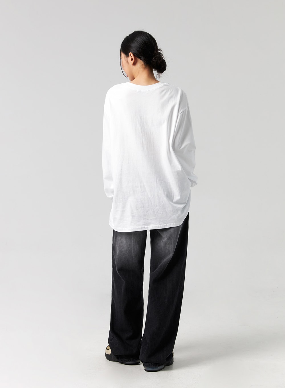 Washed Wide-Leg Jeans CG327 in black, back full-body shot on model, wide-leg washed denim with relaxed drape, back pockets visible, paired with oversized white long-sleeve top and sneakers.