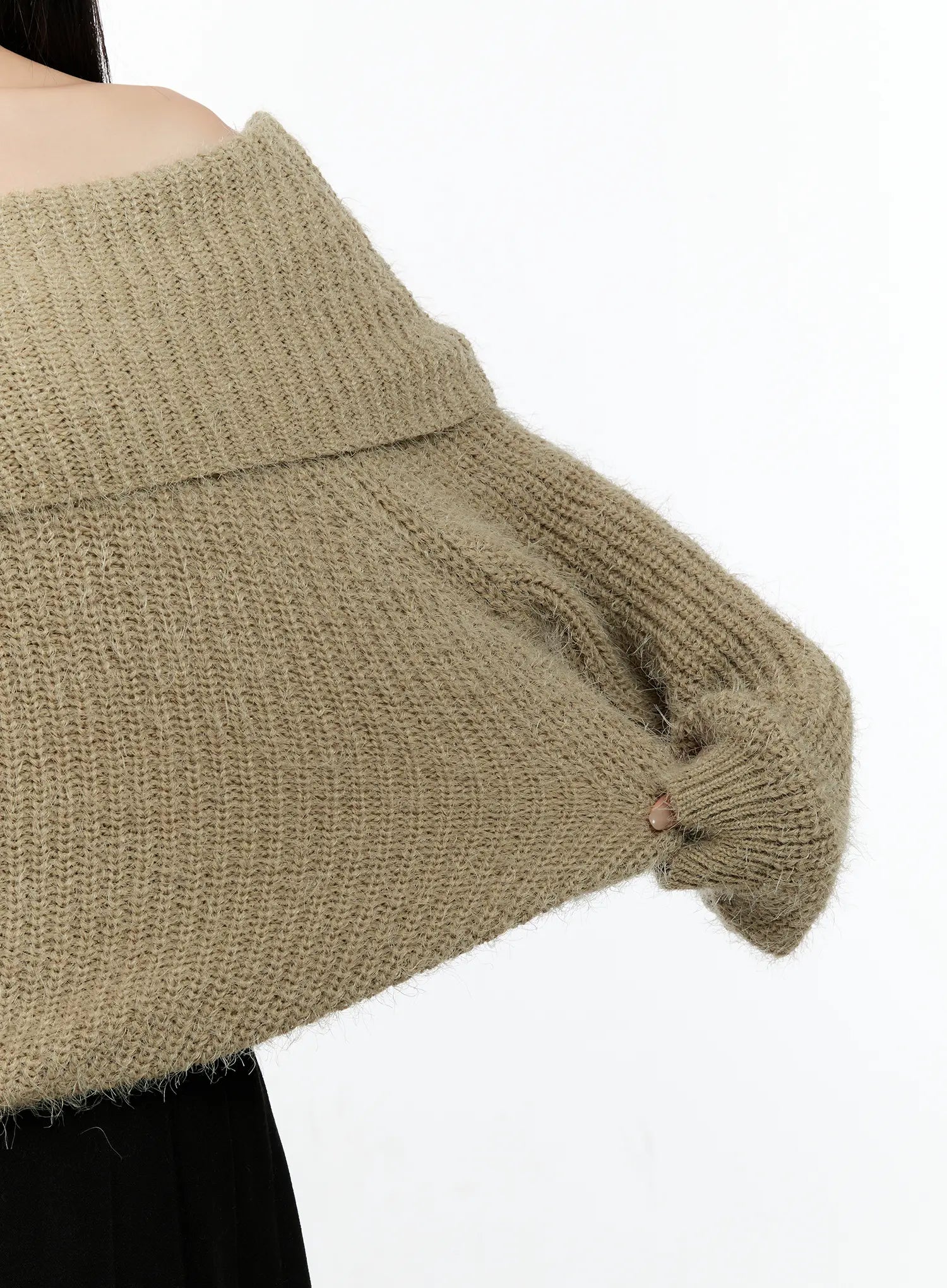 loose-fit-off-shoulder-knit-sweater-cn505