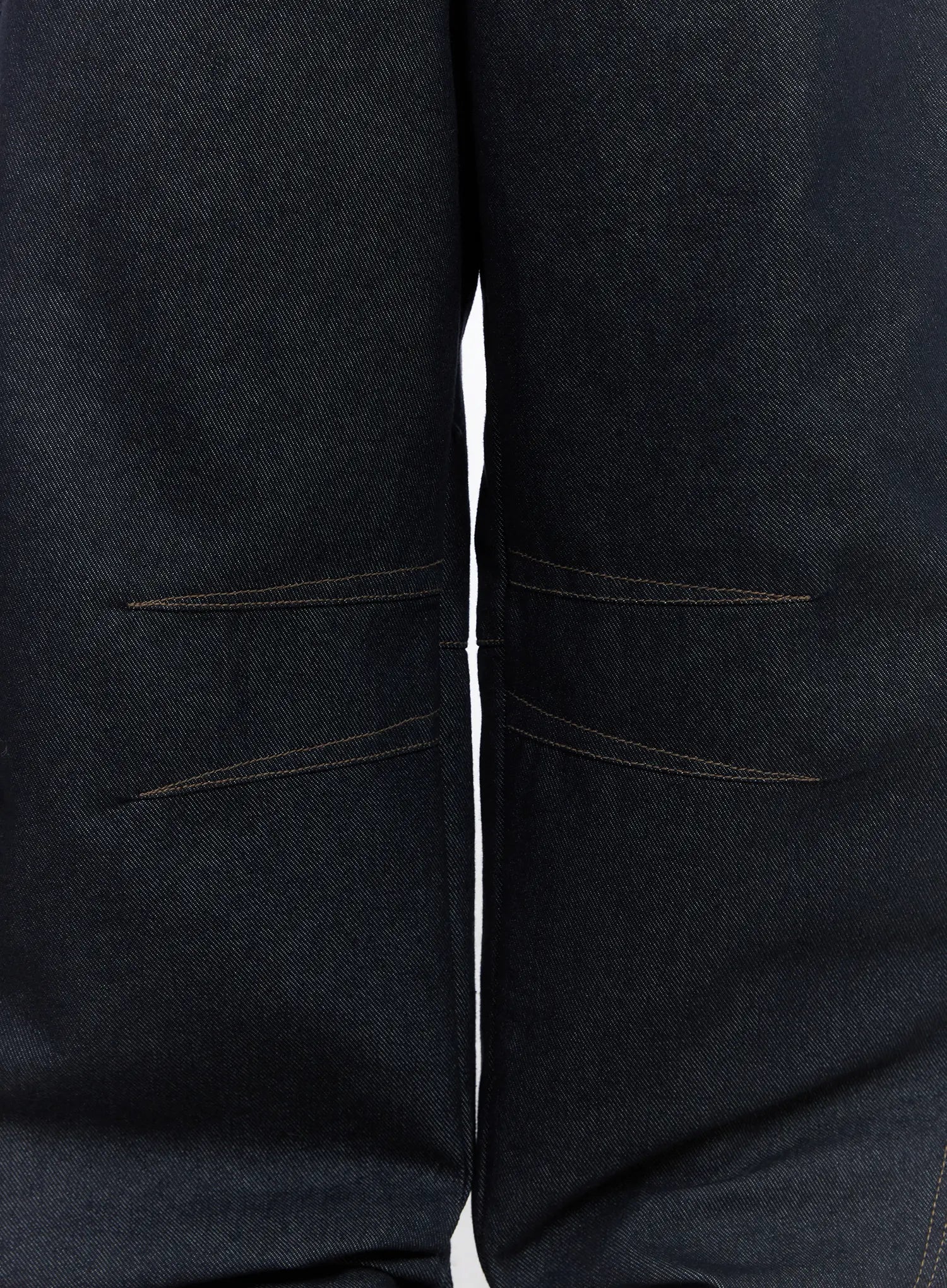 Mingyu Wide Jeans CJ512 in dark blue, macro detail of knee panel stitching, showing curved decorative topstitch lines on the balloon leg seam in dark navy cotton denim.