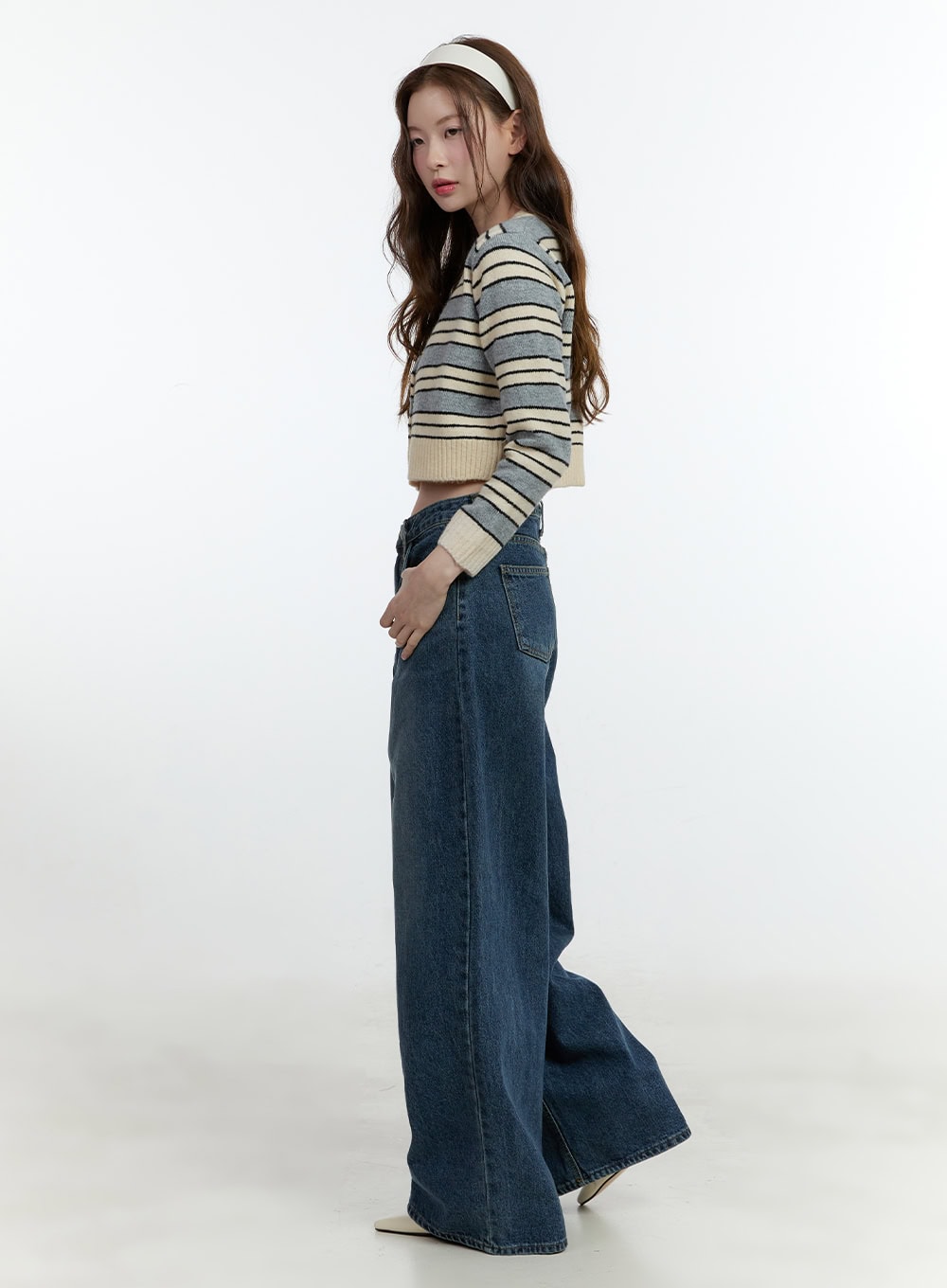 Klaudia Wide-Leg Jeans CF503 in blue, side full-length shot on model, wide-leg washed denim with clean seam line, paired with cropped striped knit and white headband.