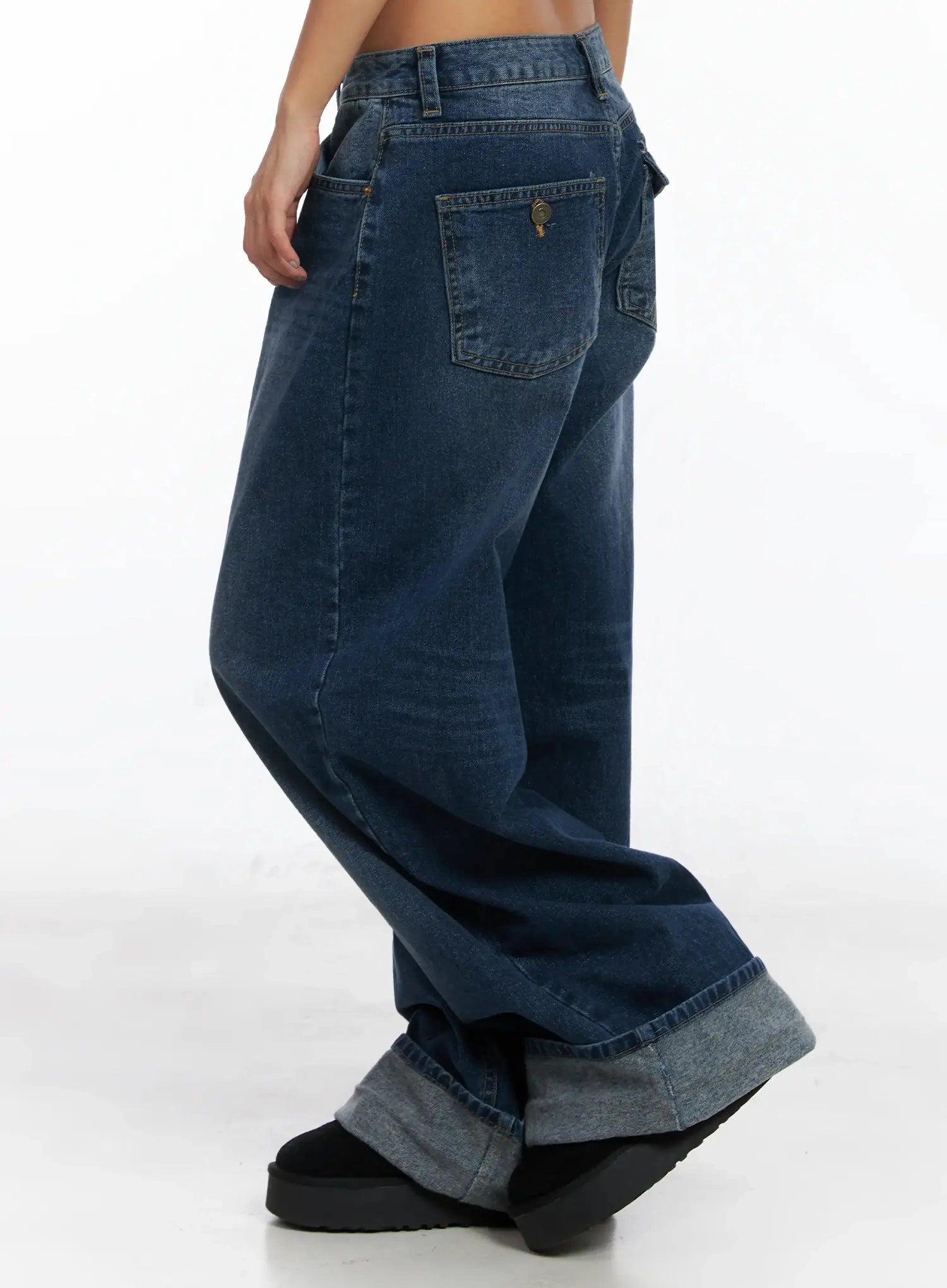 Anahi Baggy Jeans IN528 in blue, side close-up shot on model, showcasing back pocket placement, side seam, and large contrast roll-up hem detail.