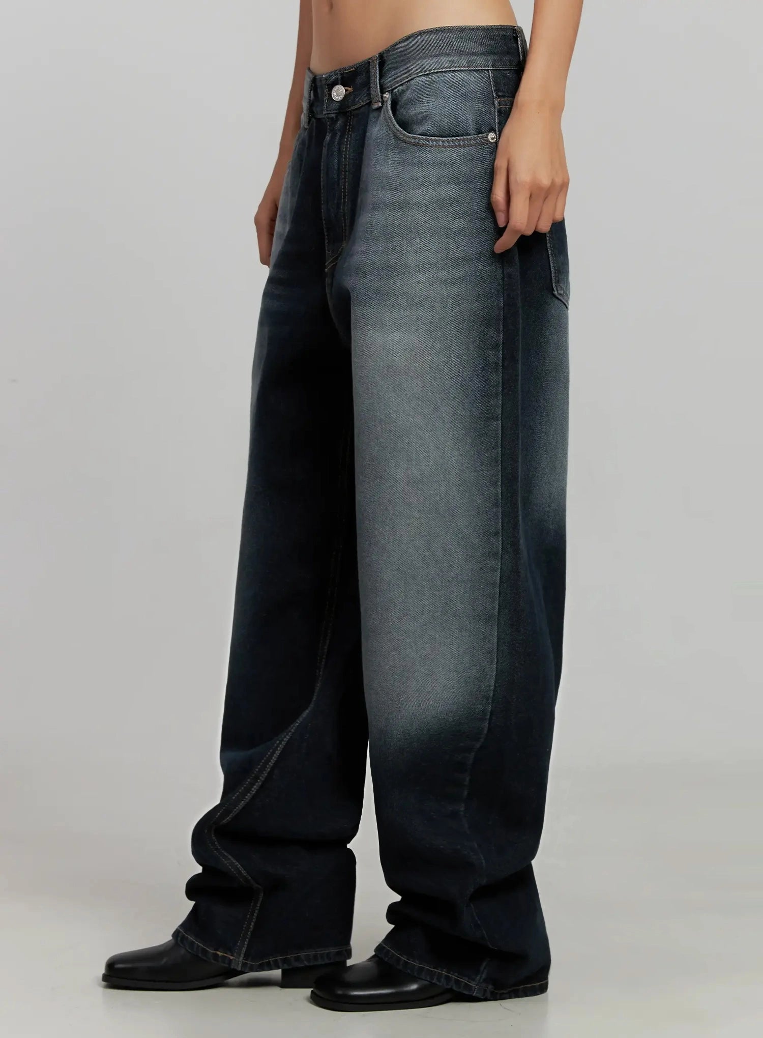 Chaya Washed Wide Jeans IJ505 in dark blue, side close-up crop view on model, highlighting wide-leg volume, washed two-tone denim texture and contrast seam stitching.