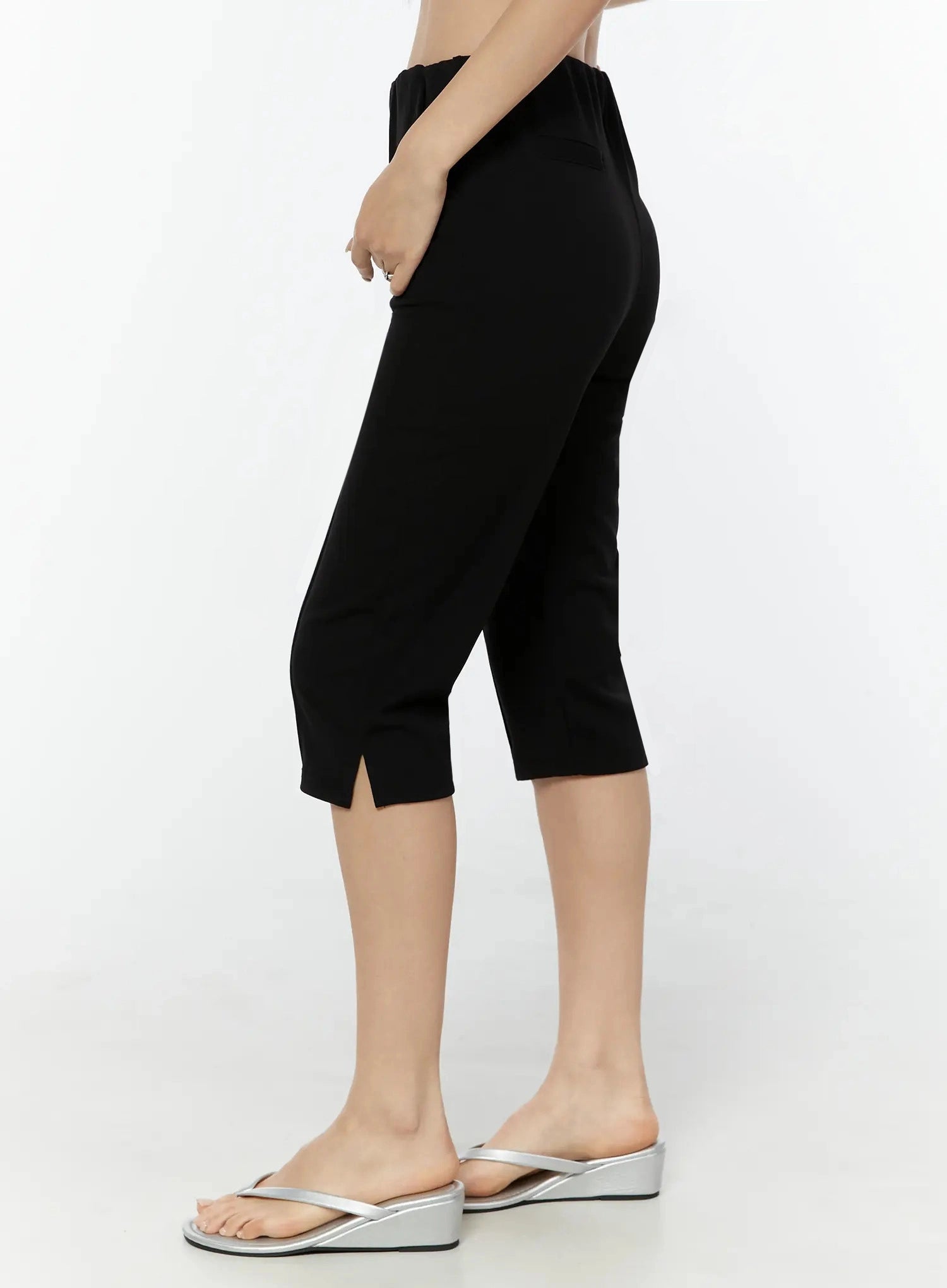 slim-fit-stretch-capri-pants-iu522