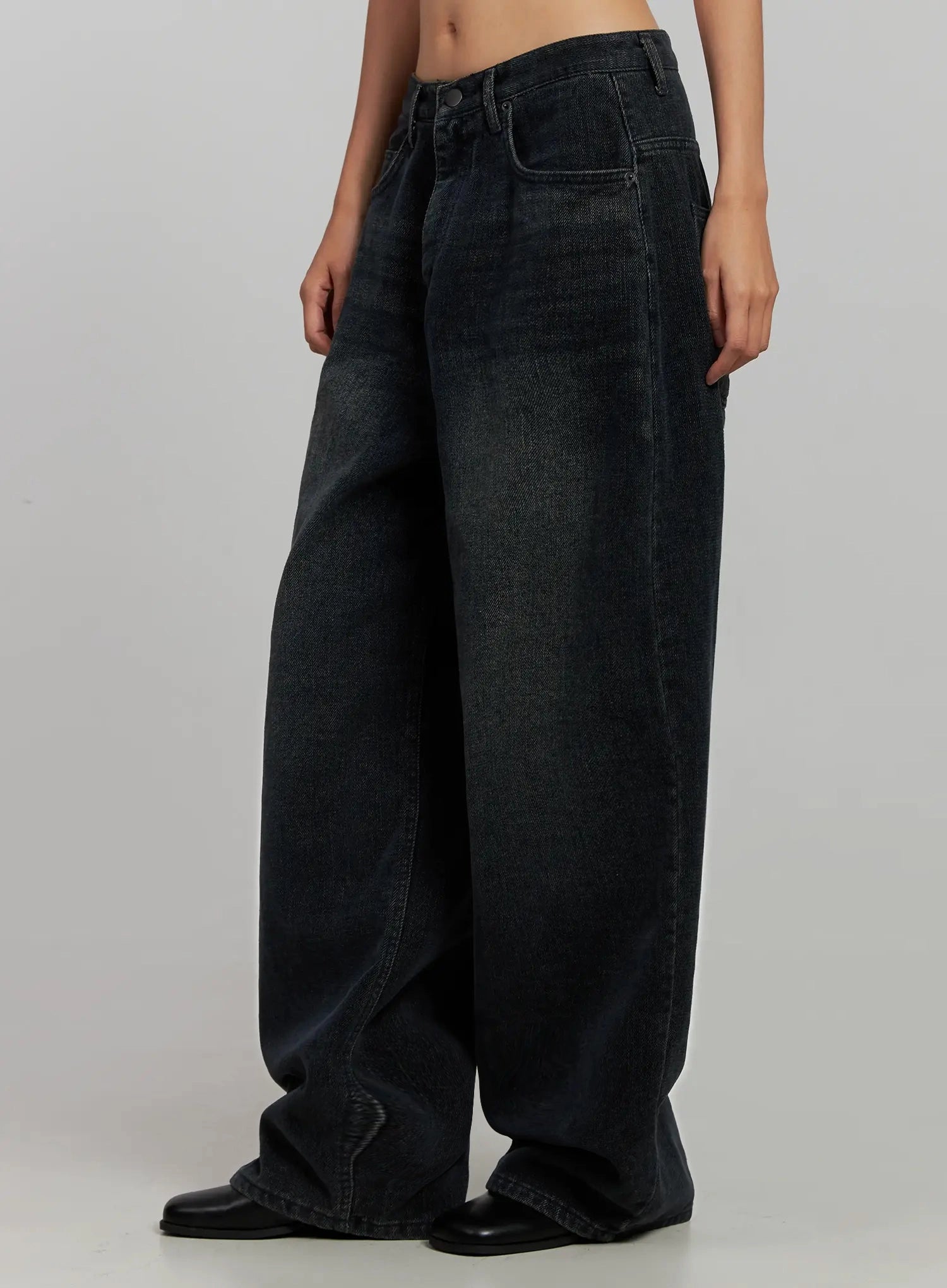 Aubree Washed Wide Jeans IJ502 in dark blue, angled front close-up on model, highlighting side-front pocket placement, washed cotton texture, and extreme wide-leg drape.