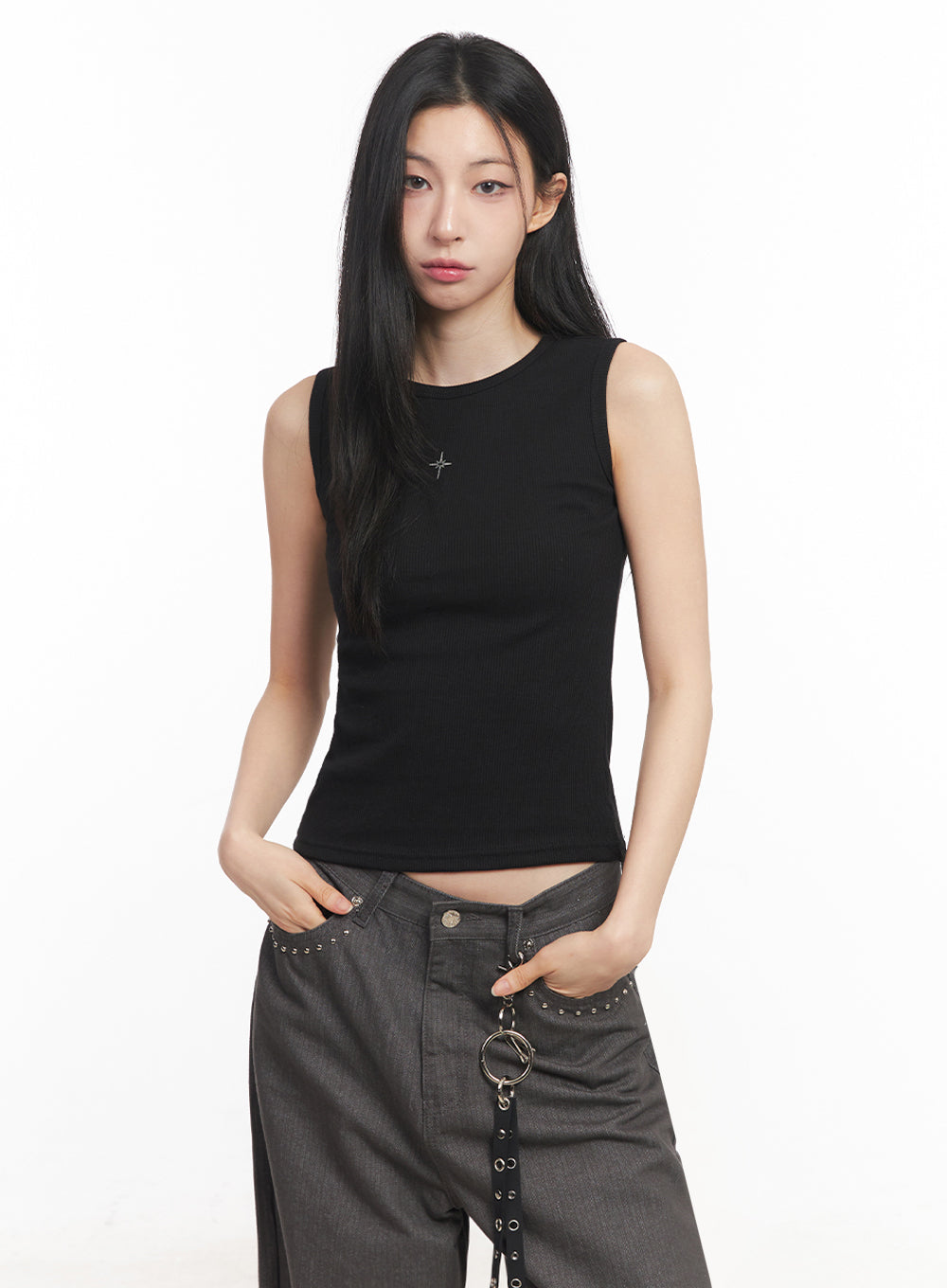 slim-fit-sleeveless-star-graphic-top-iy516