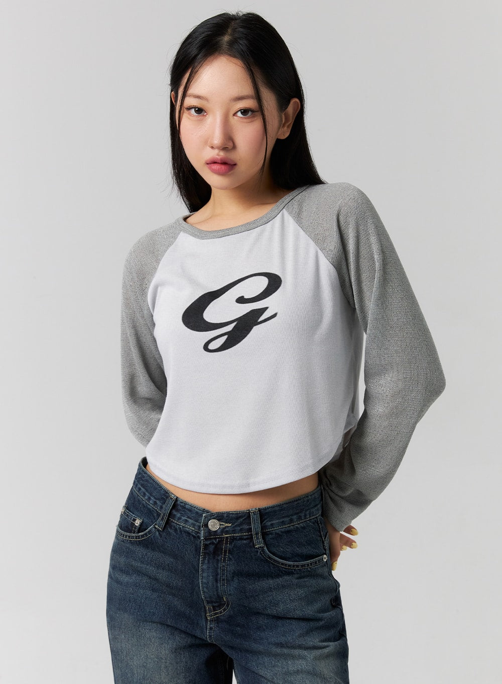 Low Rise Washed Wide Jeans CG315 in dark blue, upper-body and waistband close-up on model, low-rise waistband with silver rivets visible, washed indigo denim, styled with grey raglan crop top.