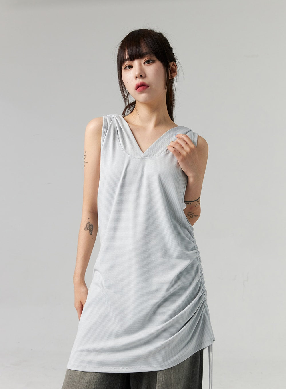Baggy Jeans CL321 in washed dark grey, partial lower-body view on model, wide-leg cotton denim with faded gradient, cropped frame showing hem pooling at sneakers, grey top above.