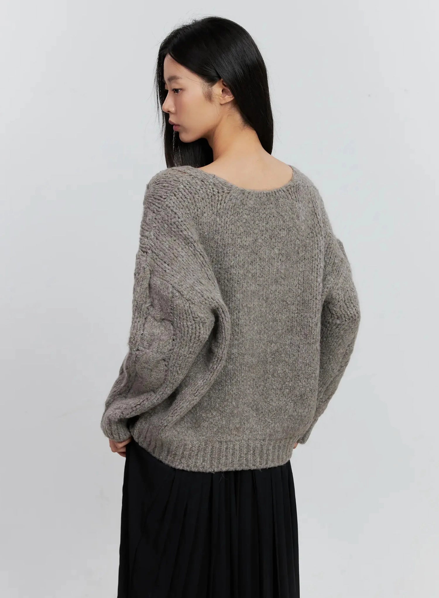 cable-knit-v-neck-sweater-is516