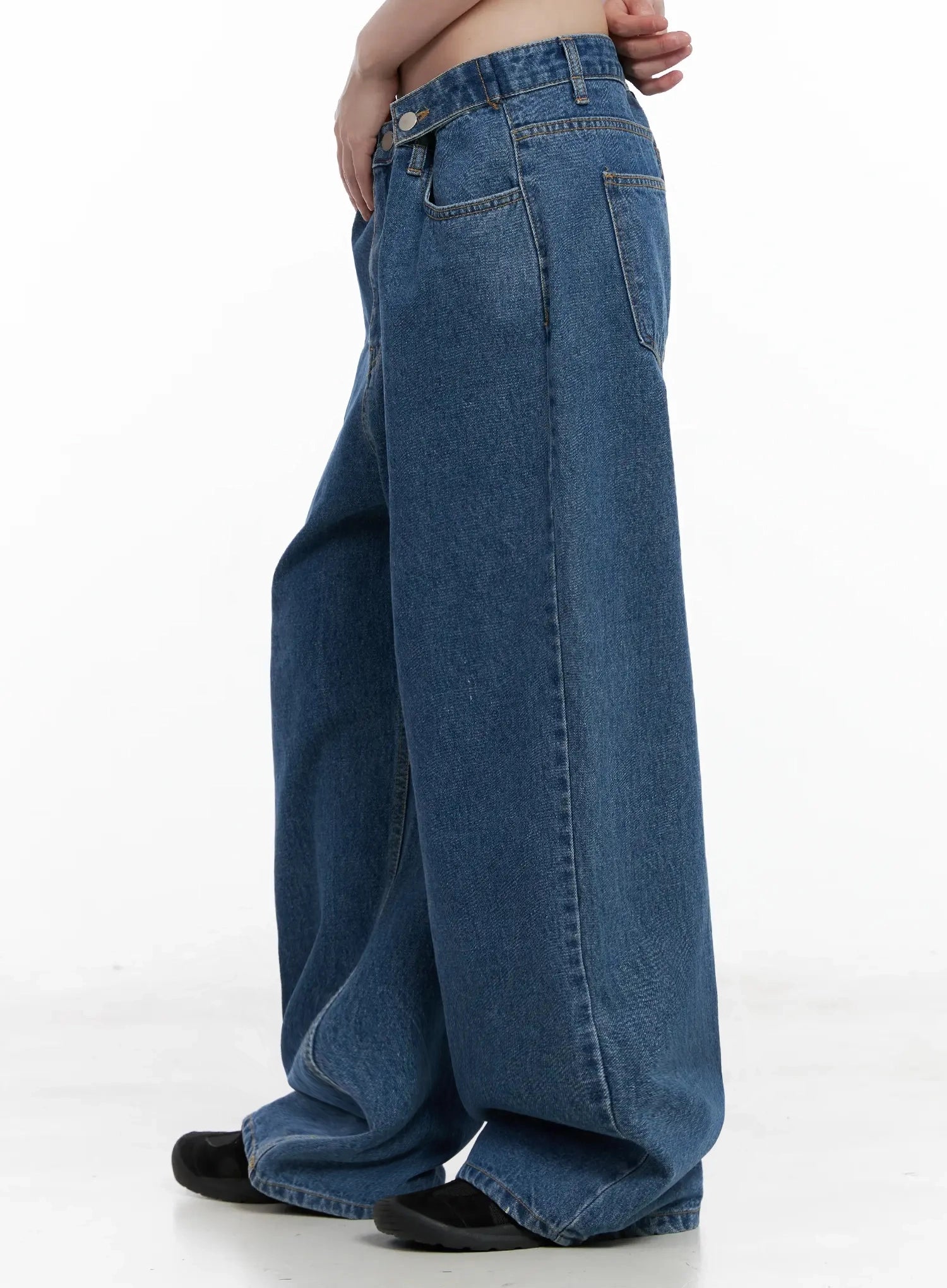Pharita Loose-Fit Jeans IL528 in mid blue, side profile crop on model, structured wide-leg cotton denim with back pocket and side seam detail visible, low-rise waist.