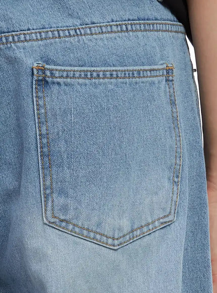 mens-light-wash-relaxed-jeans-il516