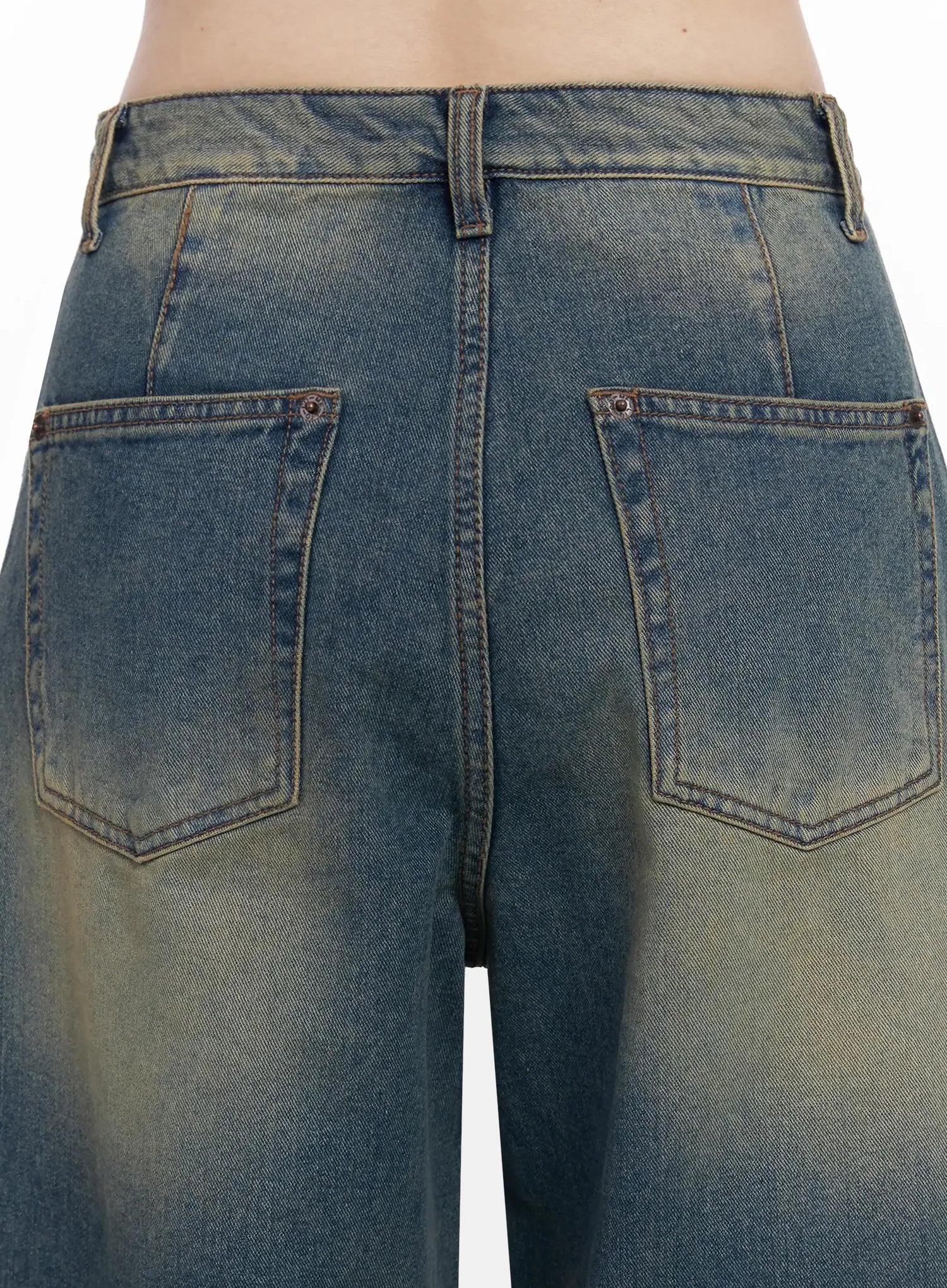 Tata Vintage Dark Blue Washed Wide Leg Jeans IJ528 in dark blue, close-up back detail shot of dual patch pockets, belt loops, copper rivets, and vintage yellow-green washed fading on cotton denim.