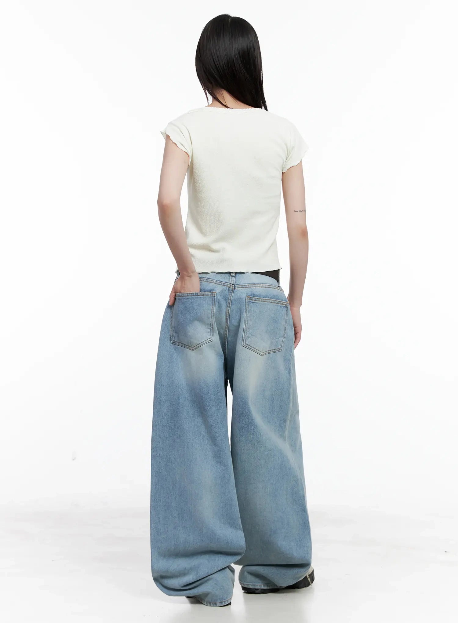 Dain Washed Wide-Leg Jeans IL531 in light blue, back full-length view on model, showing two rear patch pockets with stitched detailing, voluminous wide leg and washed denim finish.