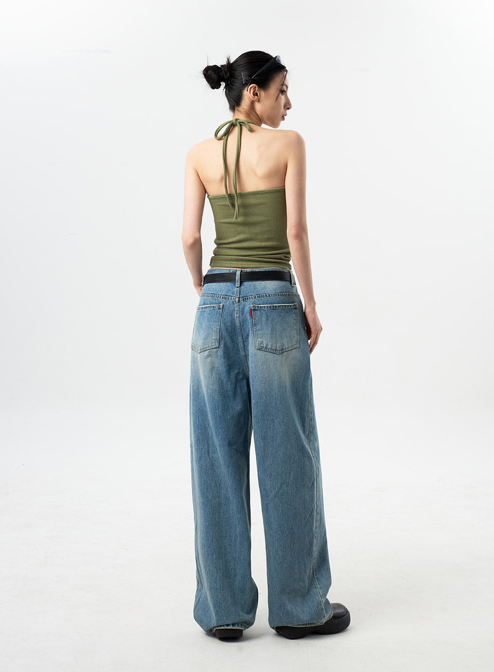 Oversized Jeans Unisex CY312 in washed blue, full-length back view on model, two back pockets with stitched detail, wide-leg silhouette pooling at hem, black belt.