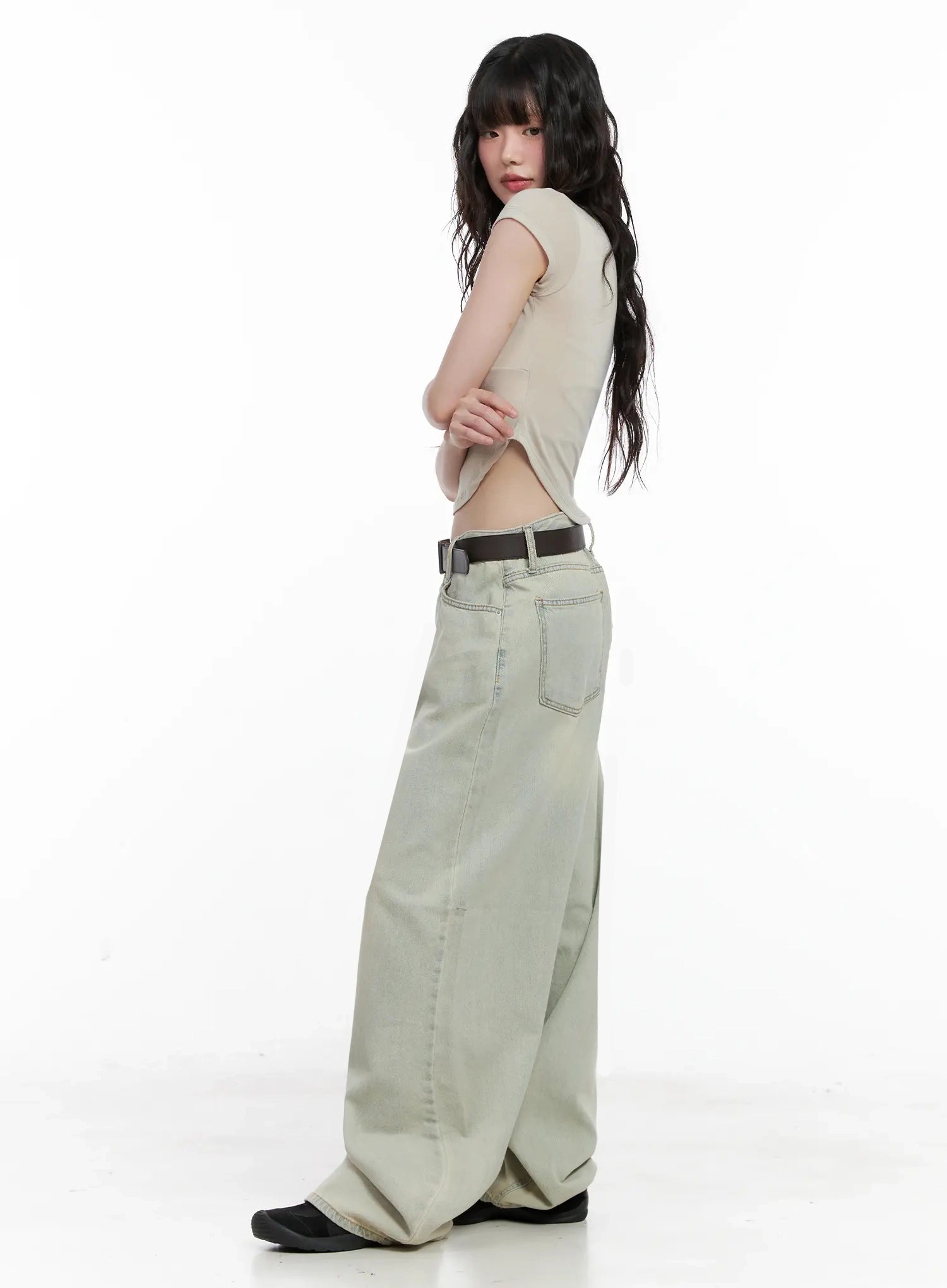 Xiaoting Vintage Style Wide-Leg Denim IL531 in light blue, back three-quarter shot on model, showing back pockets and side seam of wide-leg cotton denim, paired with beige crop top.