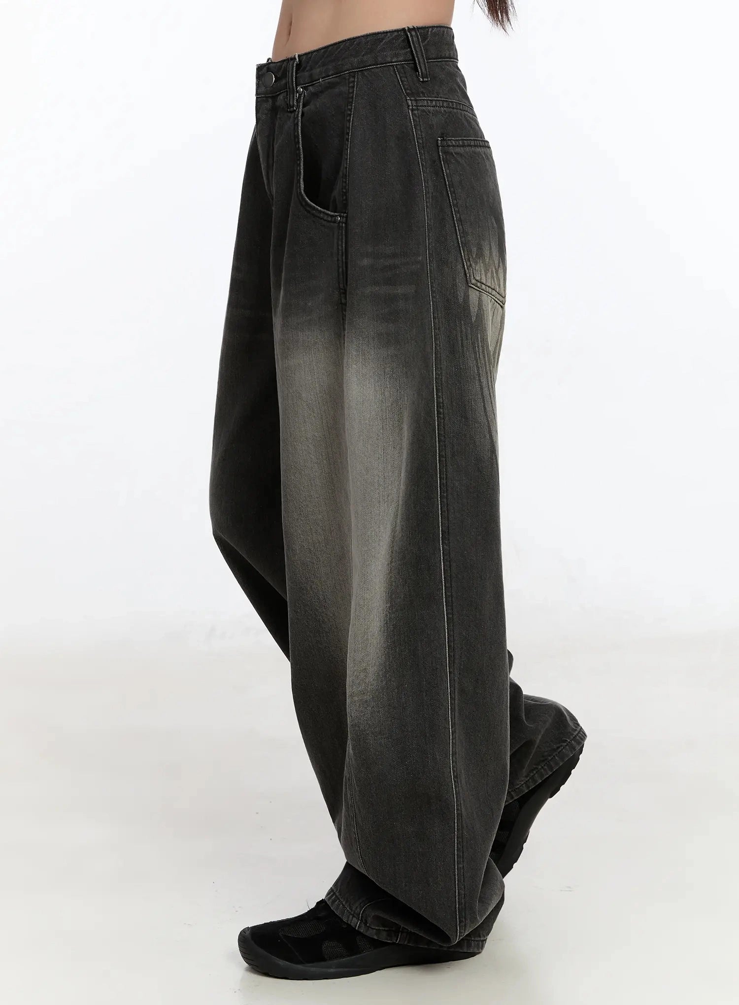 yunho-oversized-wing-print-jeans-if526