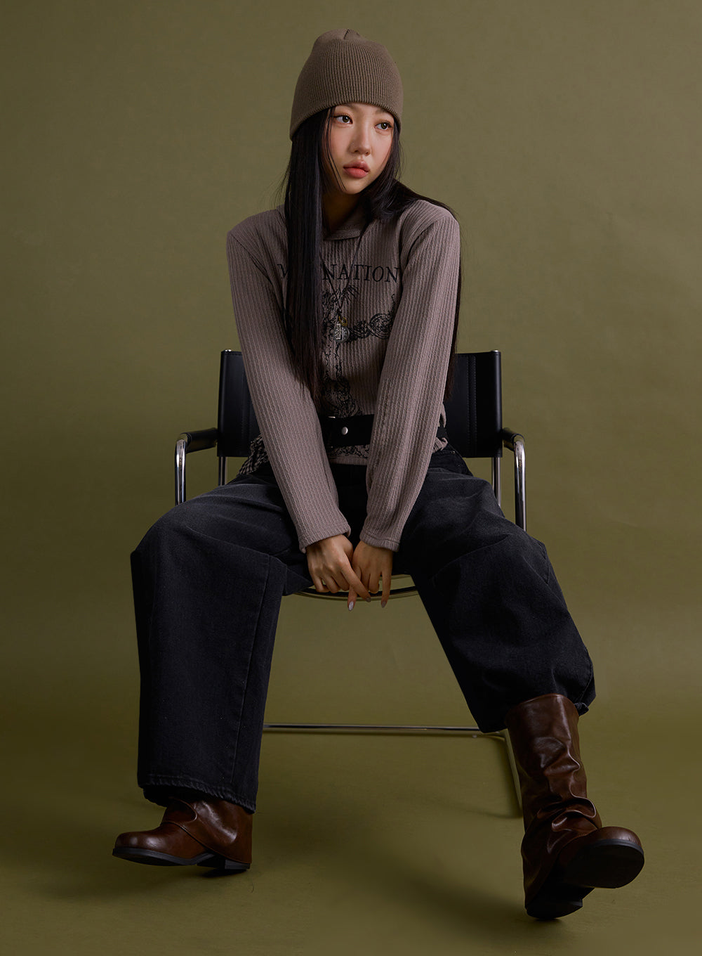 Ashly Wide-Leg Jeans IF511 in washed black, editorial front seated on chair, model wearing beanie and brown boots, wide-leg baggy denim with street acubi styling.