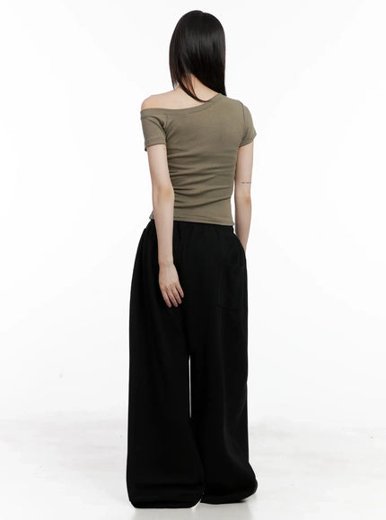 asymmetric-off-shoulder-graphic-top-il528