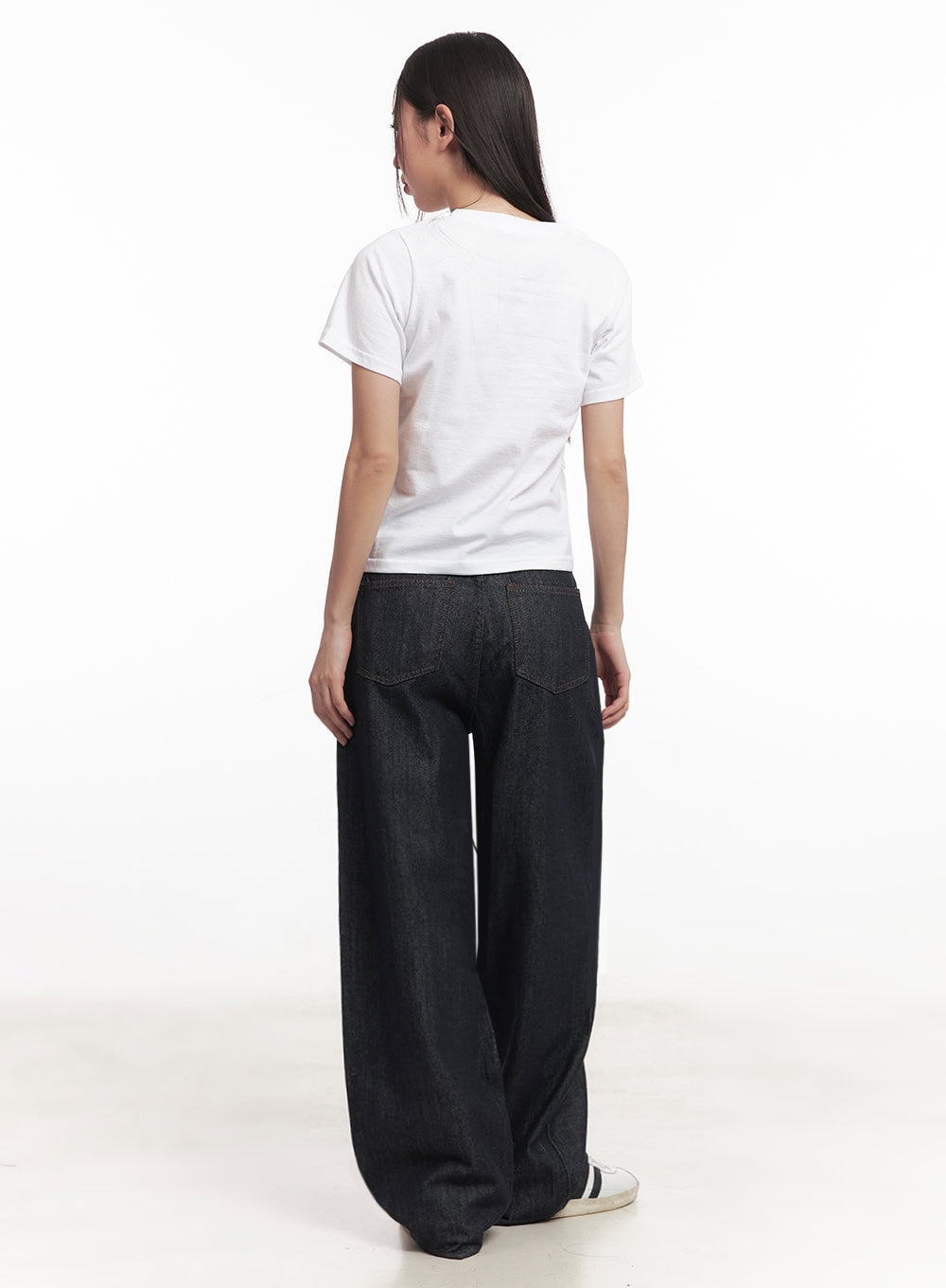 Kirsten String Wide-Leg Summer Denim Jeans IM528 in dark blue, back full-length view on model, wide-leg cotton denim showing back pockets and generous hem stack, paired with white tee.