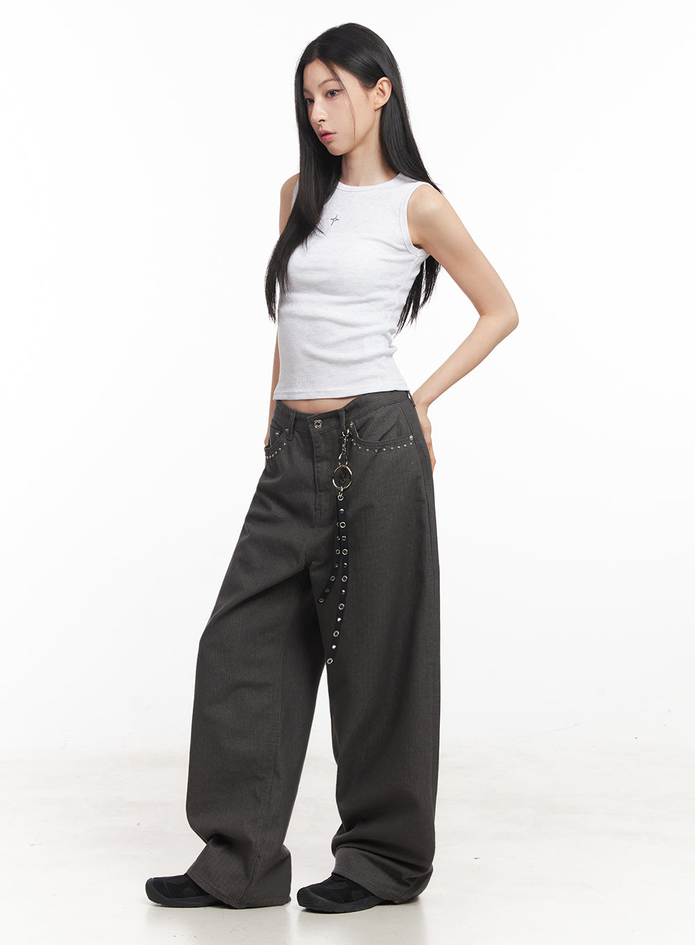 slim-fit-sleeveless-star-graphic-top-iy516