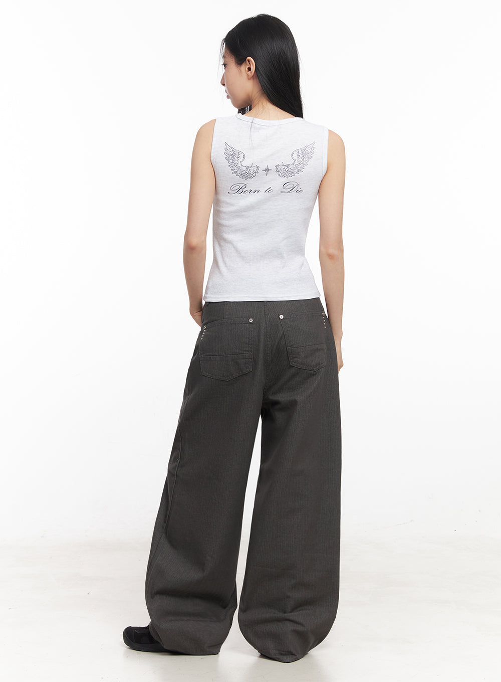 slim-fit-sleeveless-star-graphic-top-iy516