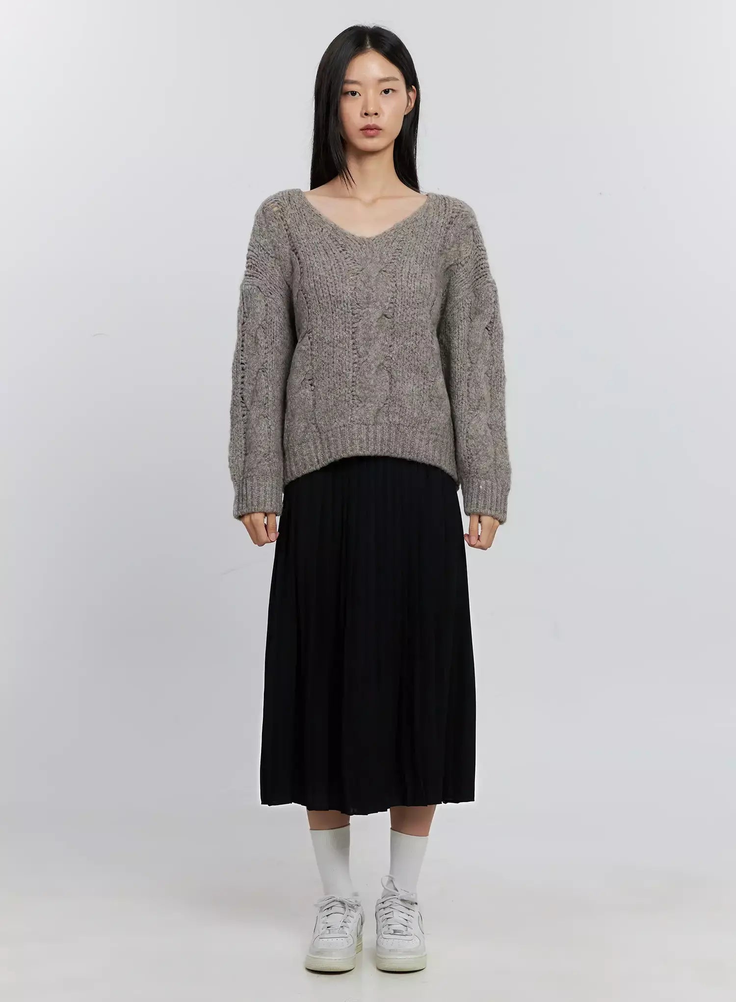 cable-knit-v-neck-sweater-is516