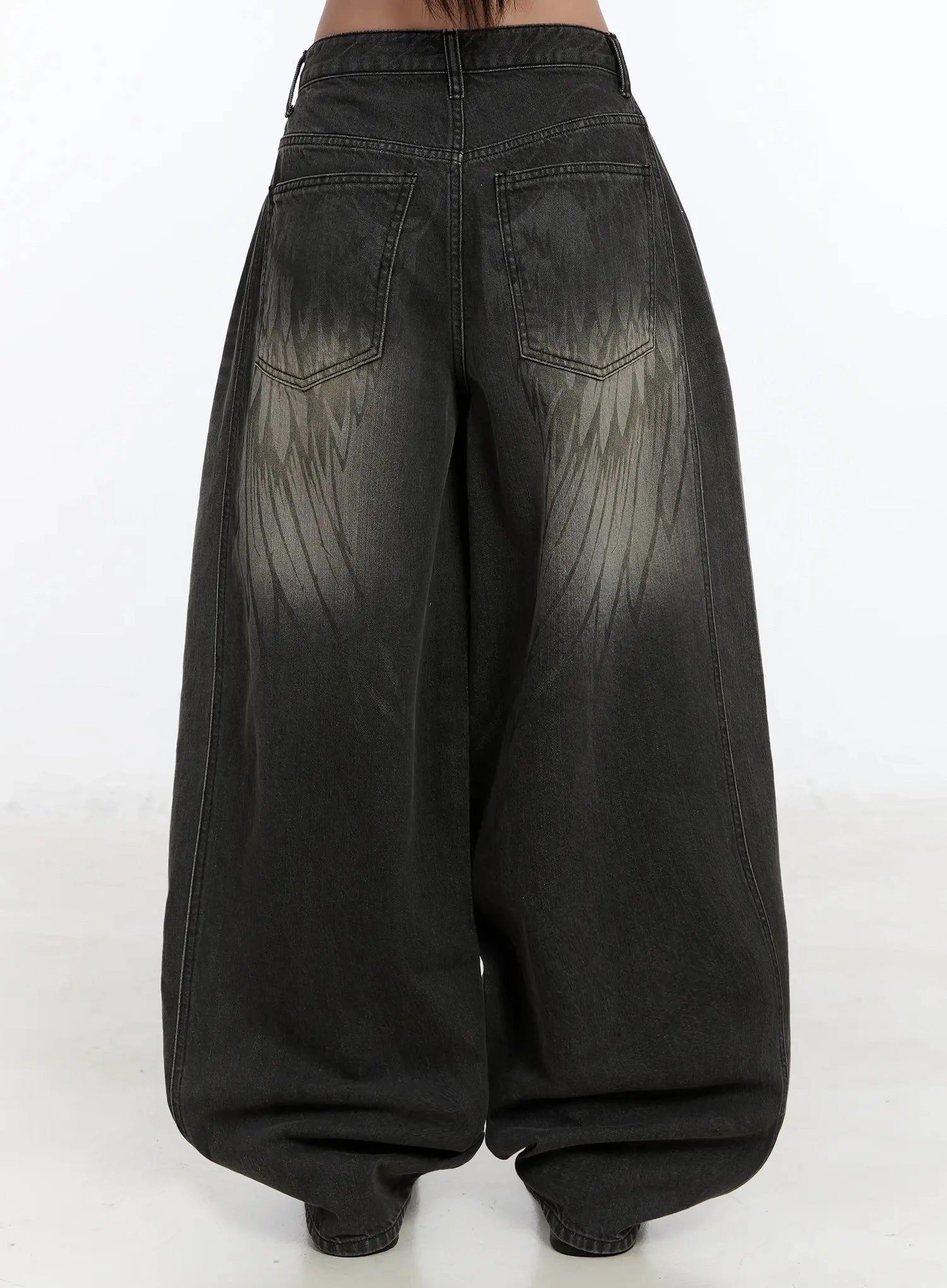 yunho-oversized-wing-print-jeans-if526