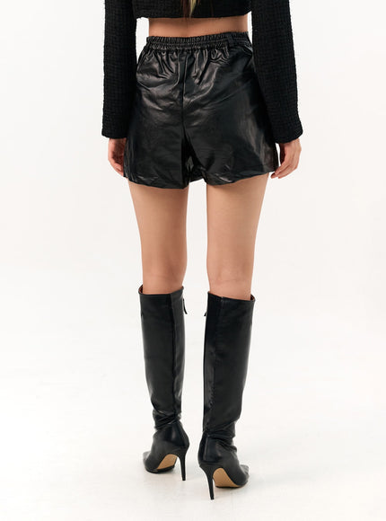 wrinkled-faux-leather-shorts-io317