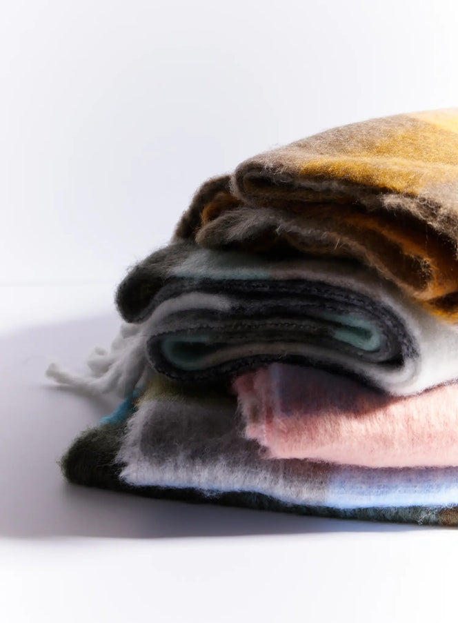 fuzzy-checkered-scarf-in512