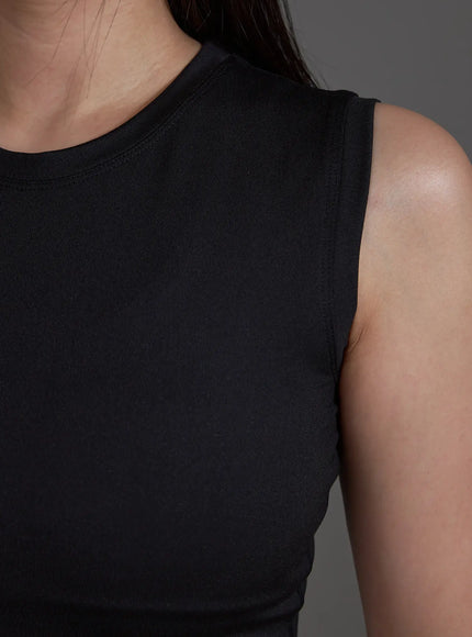 slim-fit-cropped-sleeveless-top-black-io517