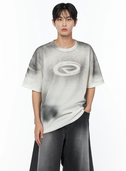 mens-embossed-graphic-tee-iu510