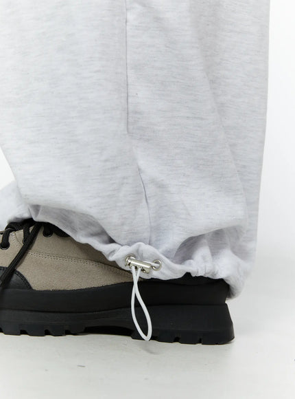 mens-relaxed-fit-cargo-sweatpants-light-gray-iu508